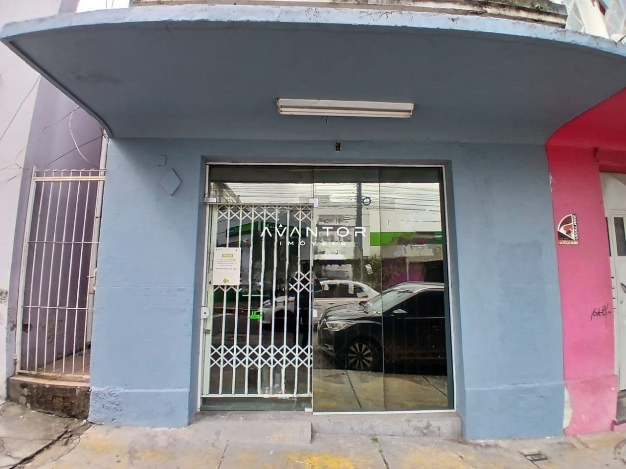 Fachada de loja com frente envidraçada — Loja com 6 salas para alugar em Centro, Santa Maria/RS