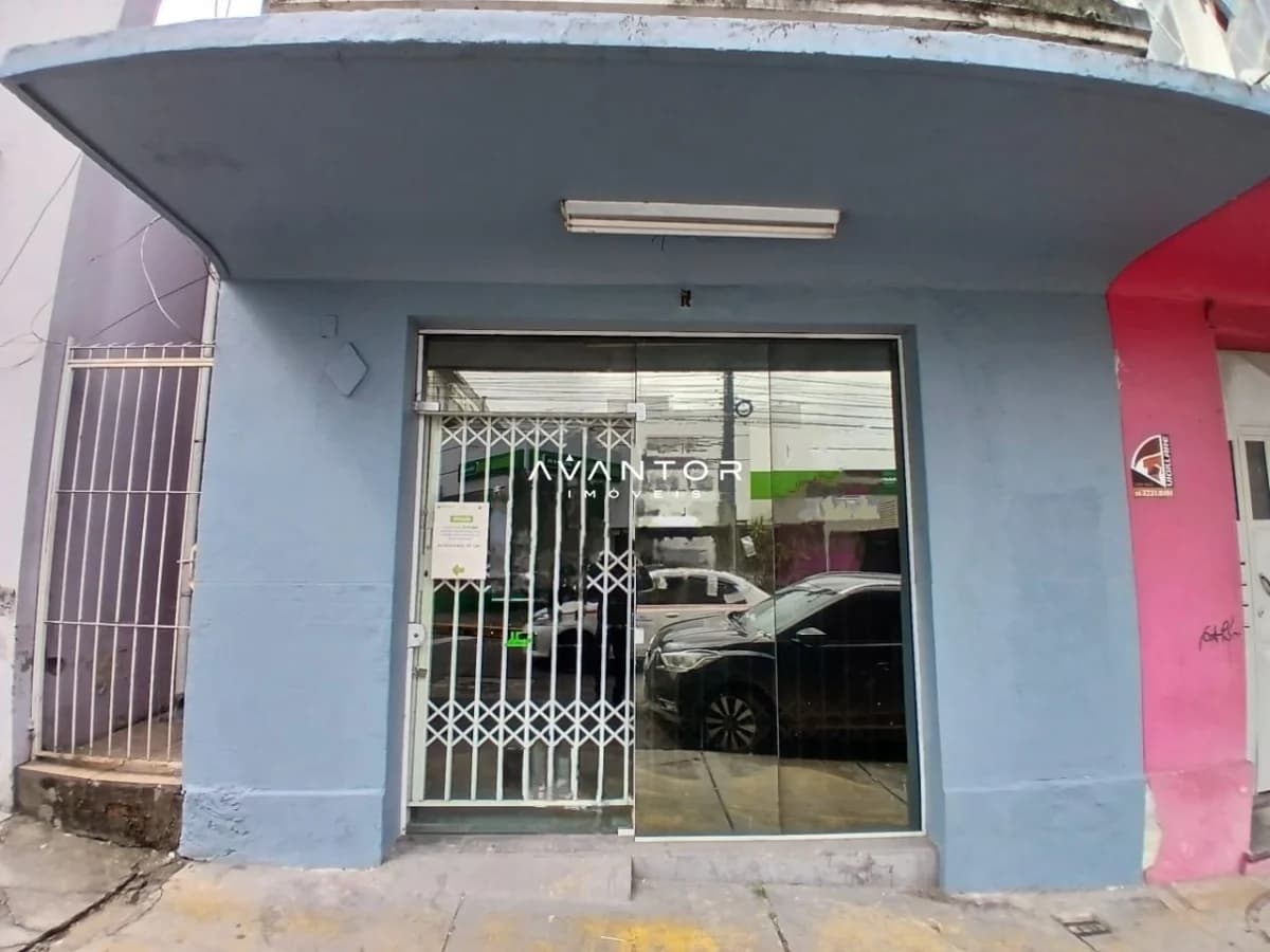 Fachada de loja com frente envidraçada — Loja com 6 salas para alugar em Centro, Santa Maria/RS