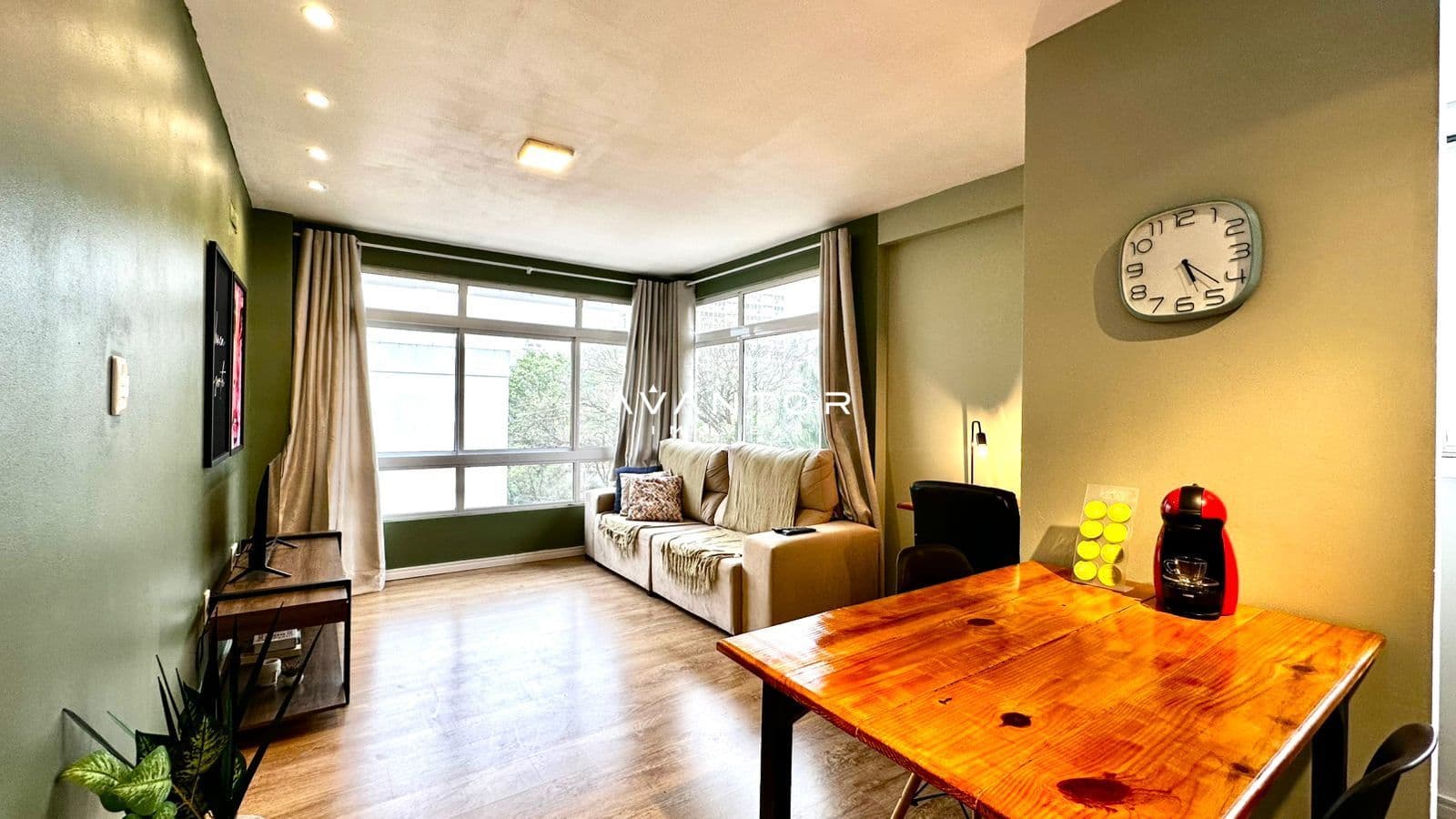 Sala de estar integrada com janelas amplas — Apartamento com 1 quarto à venda em Centro, Santa Maria/RS