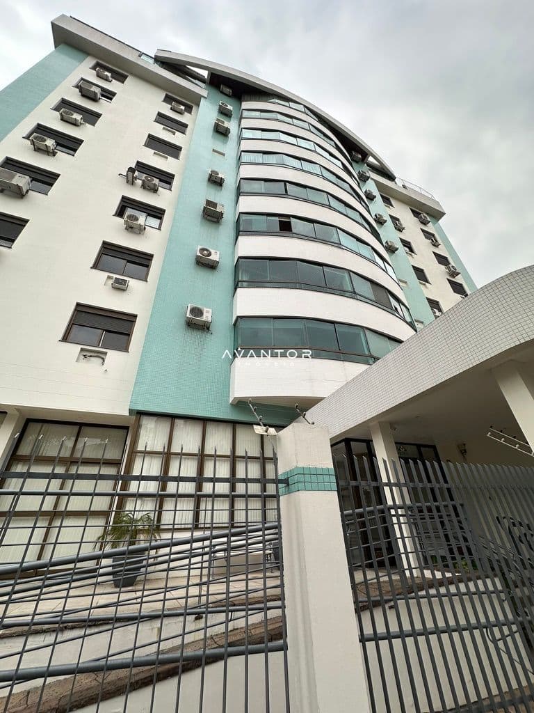 Fachada do prédio com acabamento em azulejo — Apartamento com 3 quartos à venda em Nossa Senhora de Lourdes, Santa Maria/RS