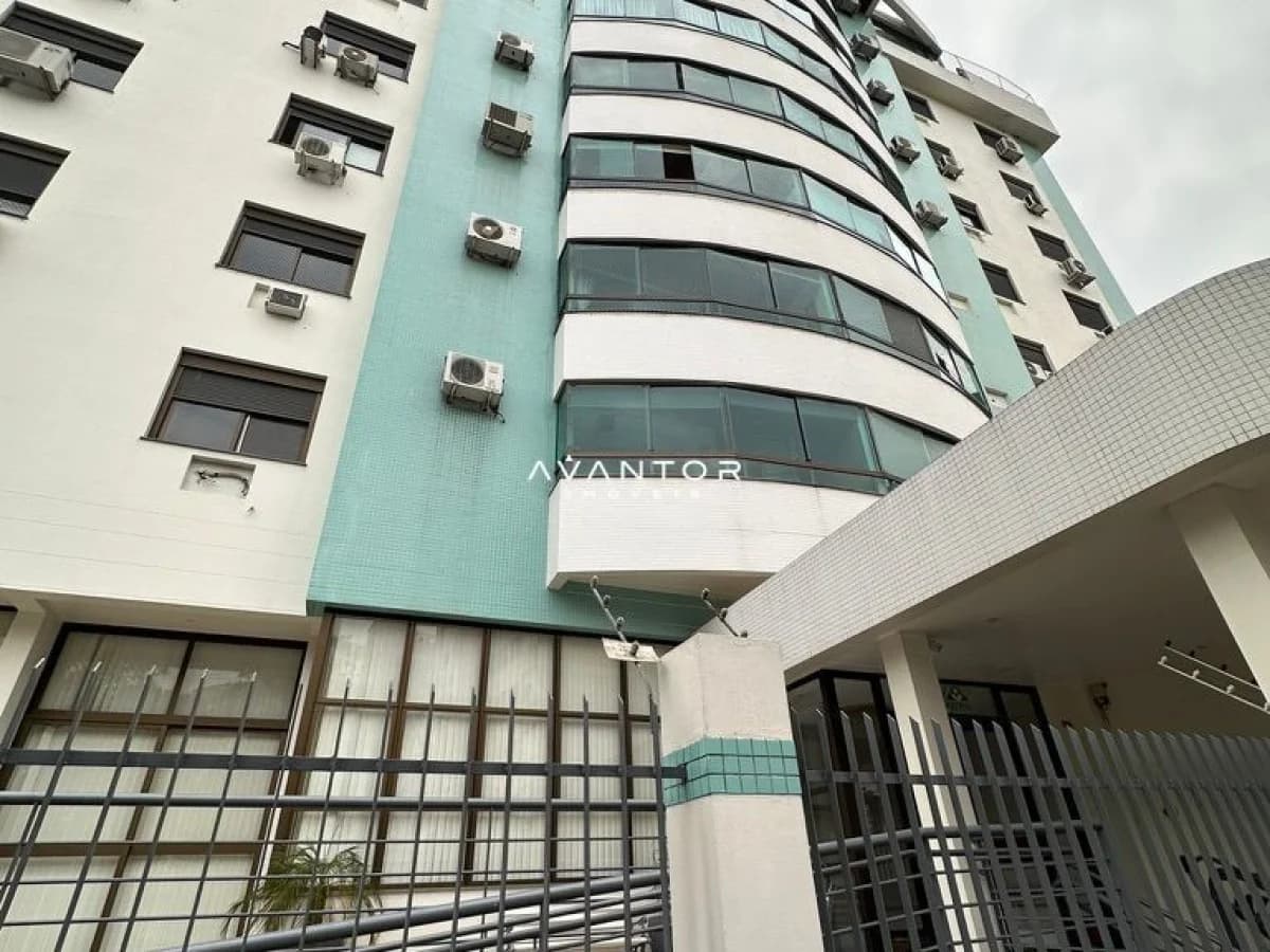 Fachada do prédio com acabamento em azulejo — Apartamento com 3 quartos à venda em Nossa Senhora de Lourdes, Santa Maria/RS