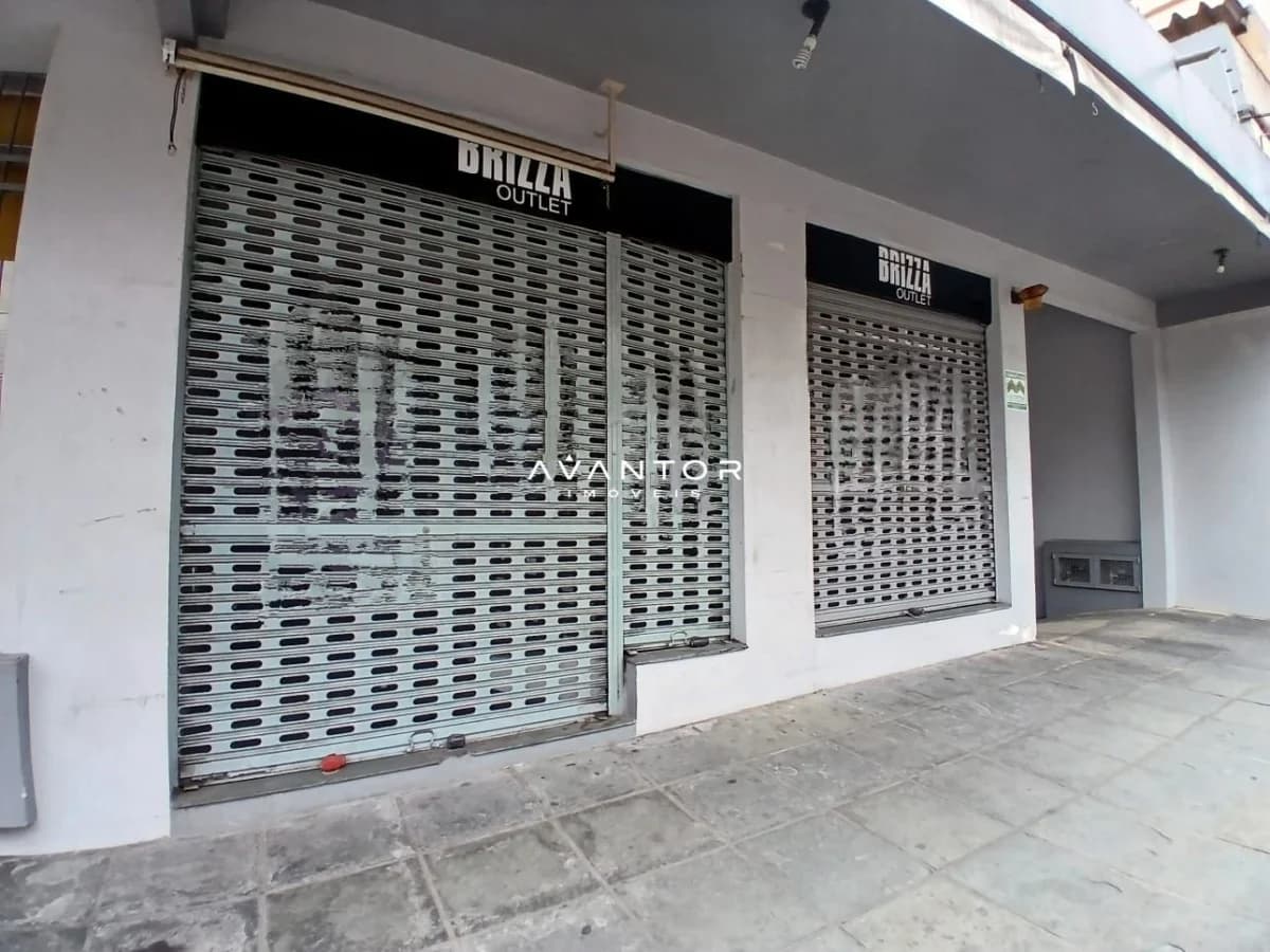 Fachada de loja com vidraçaria — Sala Comercial com 2 salas para alugar em Nossa Senhora de Fátima, Santa Maria/RS