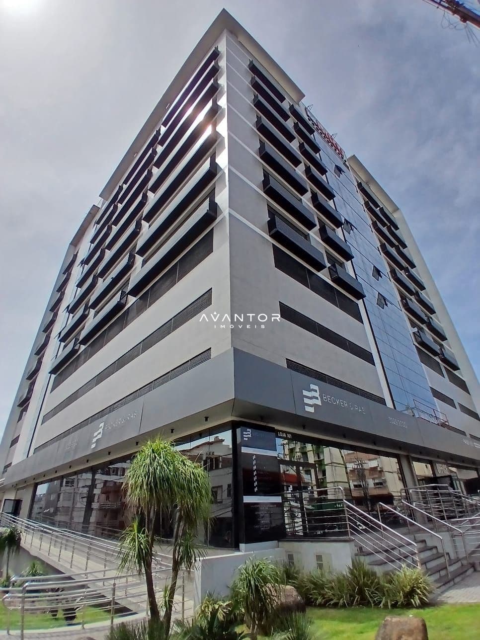 Fachada do prédio com lojas no térreo — Sala Comercial com 1 sala para alugar no Office Tower, em Centro, Santa Maria/RS