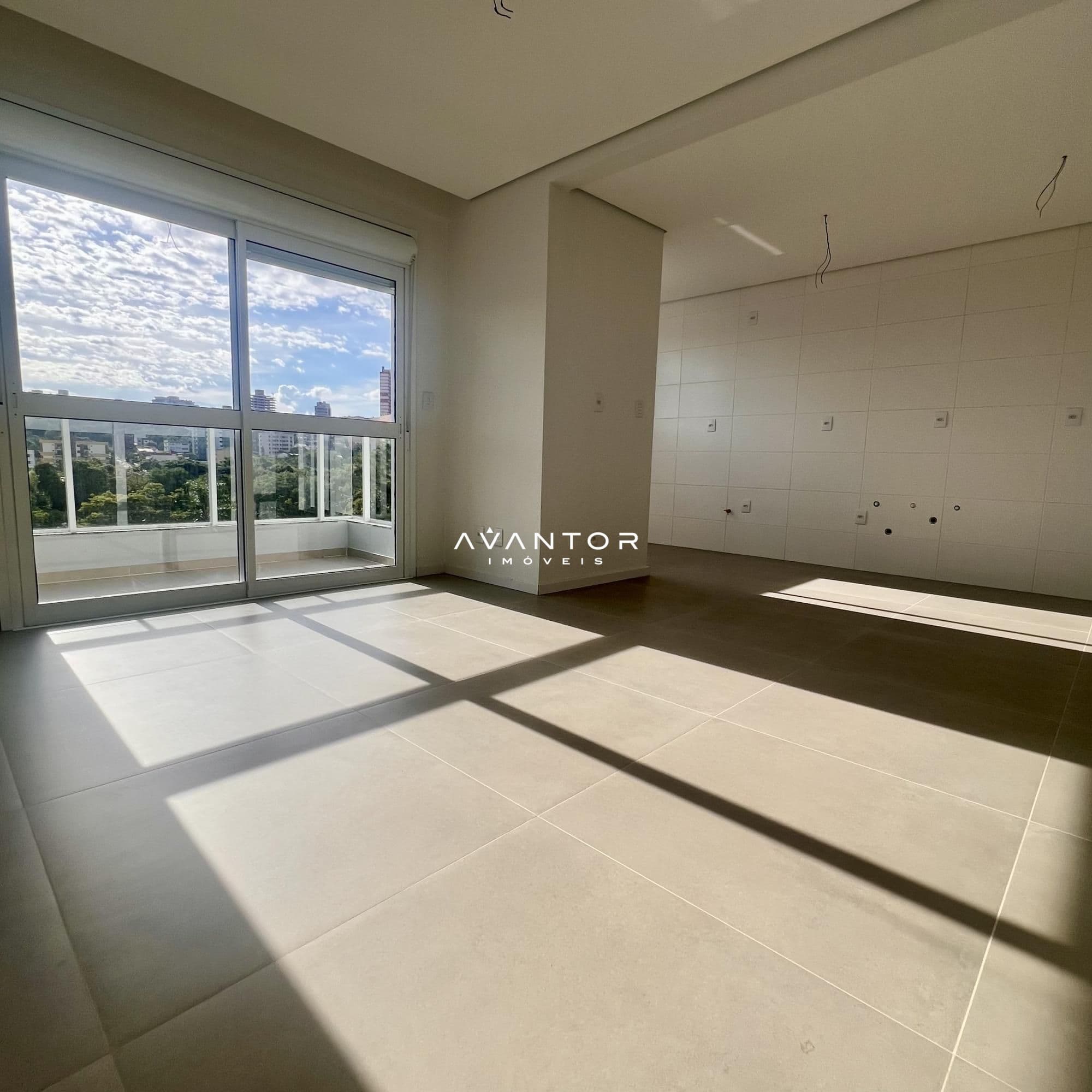 Sala de estar com sacada e vista externa — Apartamento com 2 quartos à venda em Nossa Senhora de Lourdes, Santa Maria/RS