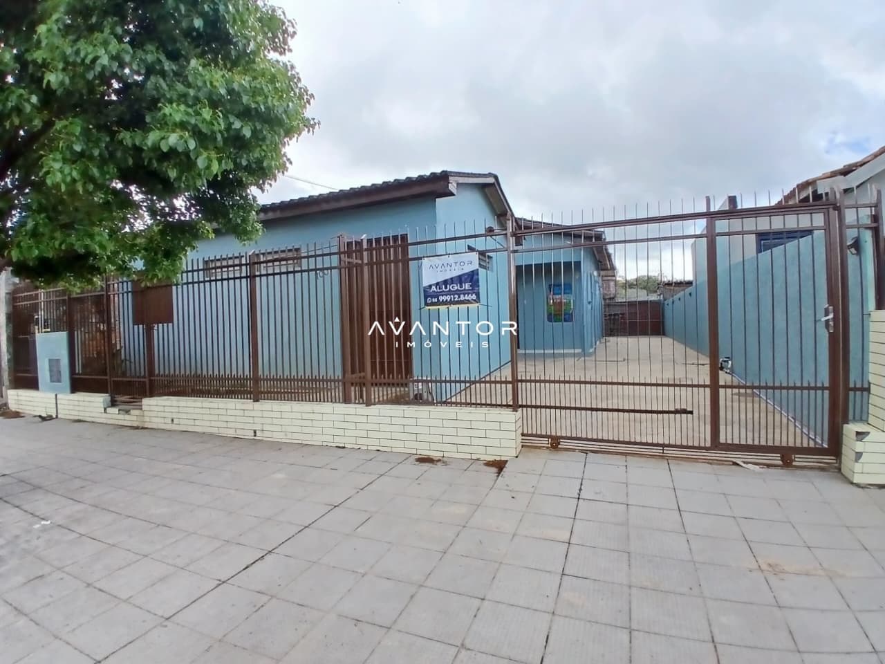 Fachada da casa com portão e garagem — Casa com 4 quartos à venda em Urlândia, Santa Maria/RS