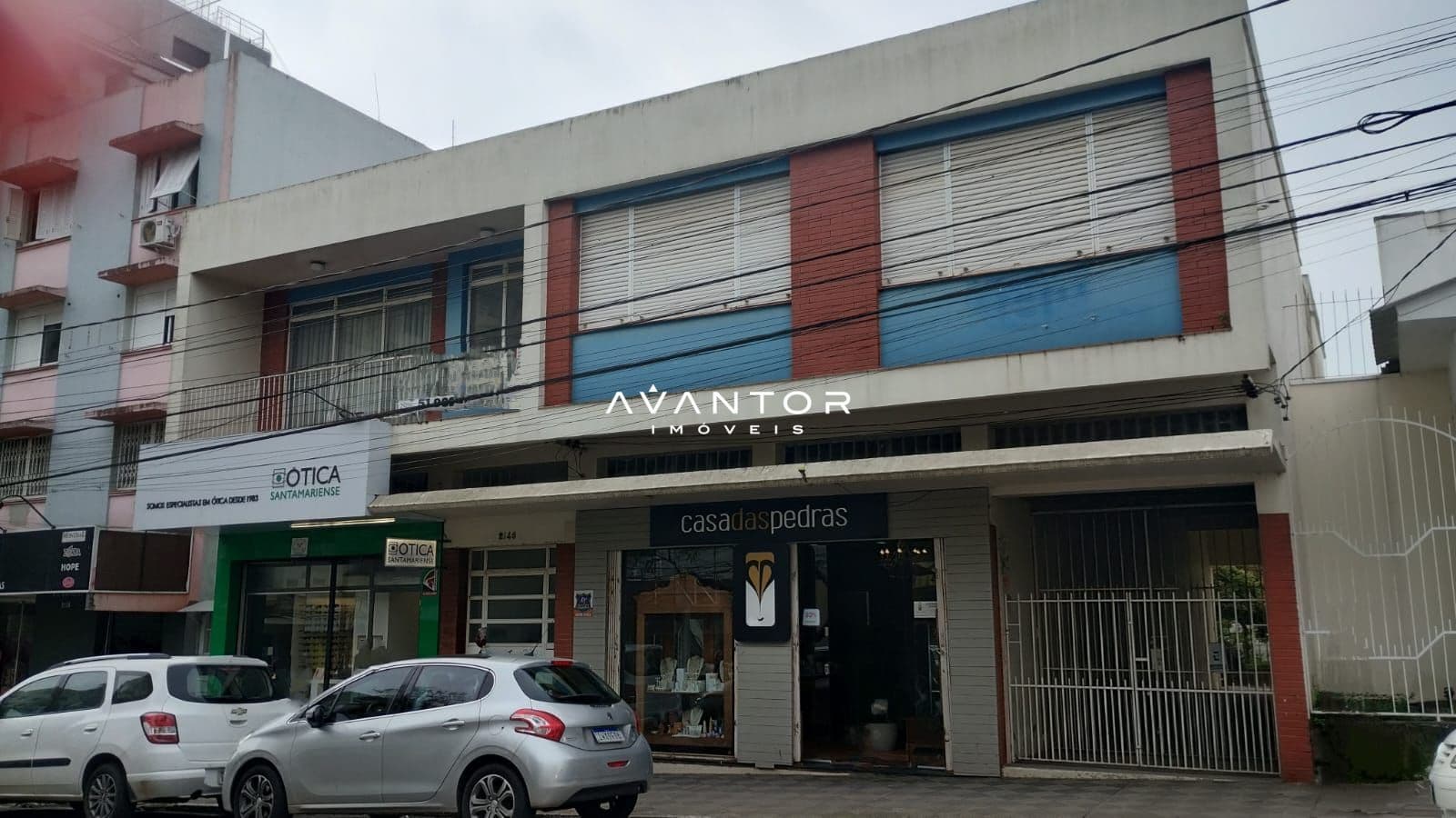 Fachada do prédio com lojas no térreo — Terreno à venda em Nossa Senhora de Fátima, Santa Maria/RS
