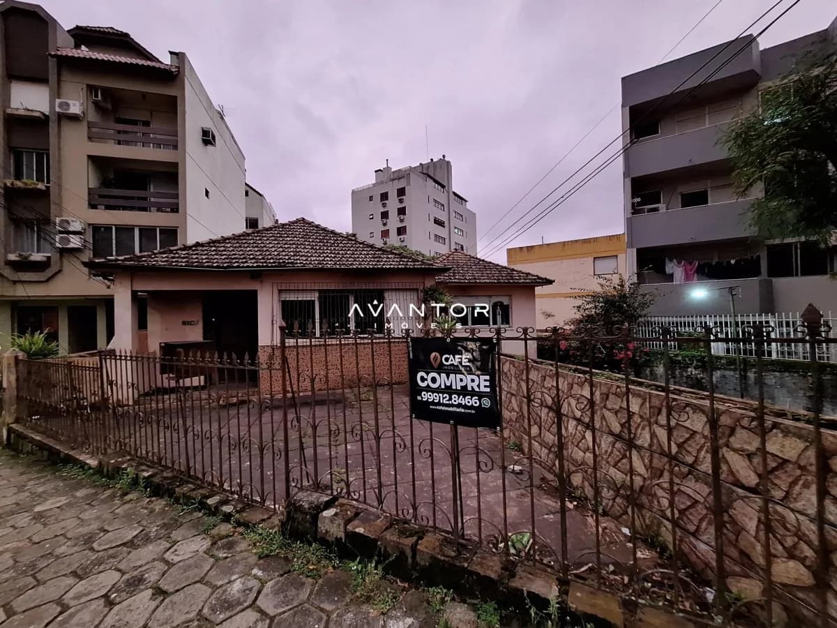 Fachada da casa com logotipo e placa de venda — Terreno à venda em Centro, Santa Maria/RS
