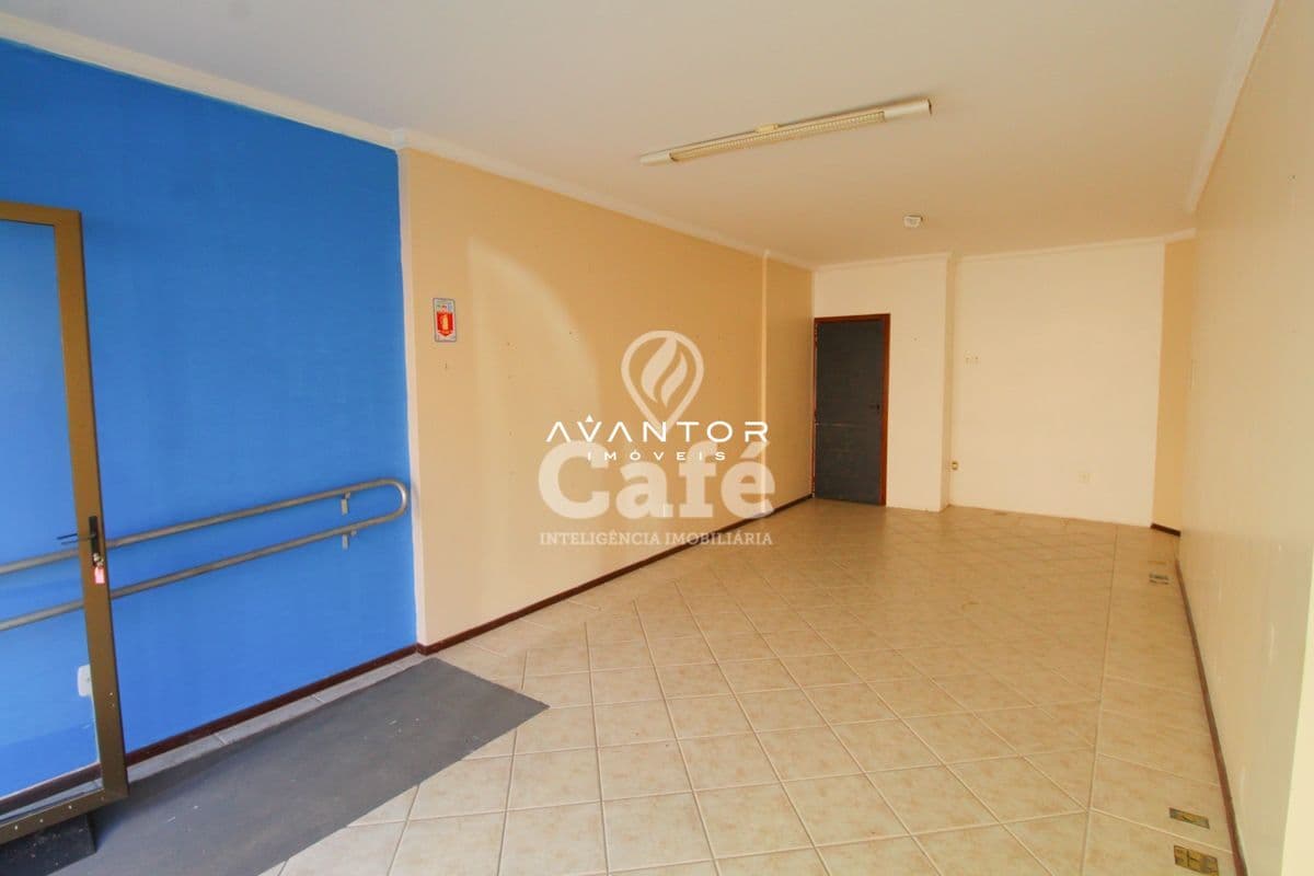 Salão com piso em cerâmica e porta — Sala Comercial com 1 sala à venda em Centro, Santa Maria/RS