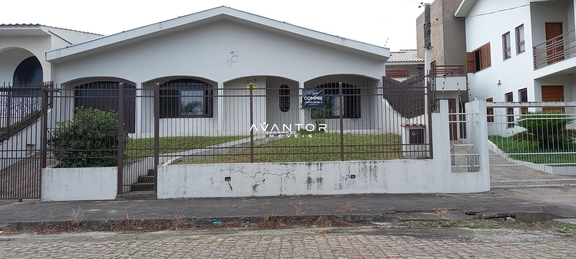Fachada da casa com garagem e portão — Casa com 3 quartos à venda em Duque de Caxias, Santa Maria/RS