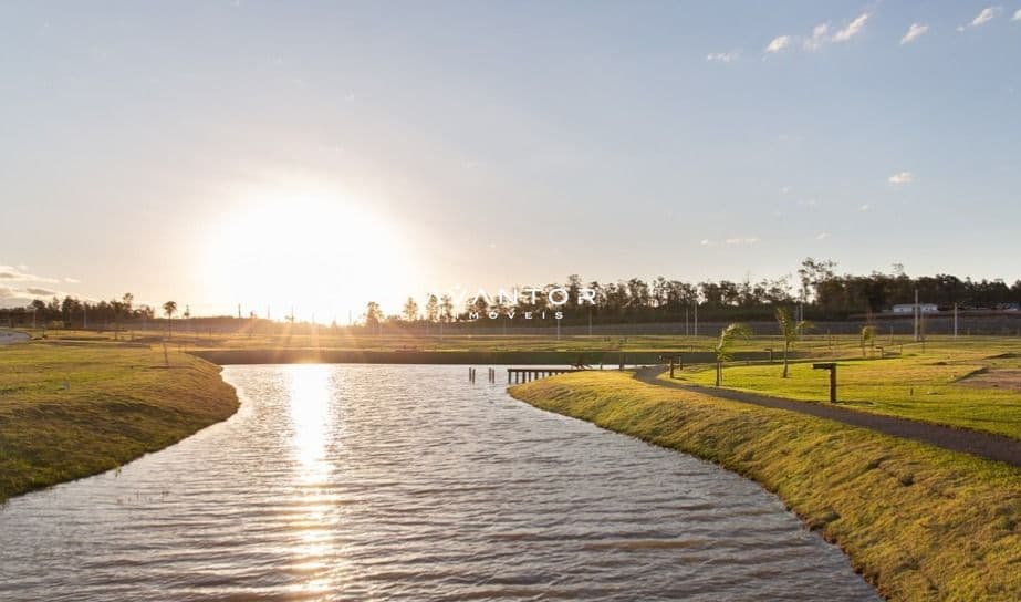 Área externa com lago e gramado — Terreno à venda no Estância dos Montes, em Tomazetti, Santa Maria/RS