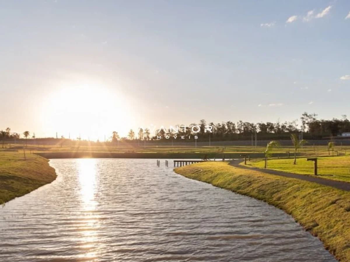 Área externa com lago e gramado — Terreno à venda no Estância dos Montes, em Tomazetti, Santa Maria/RS