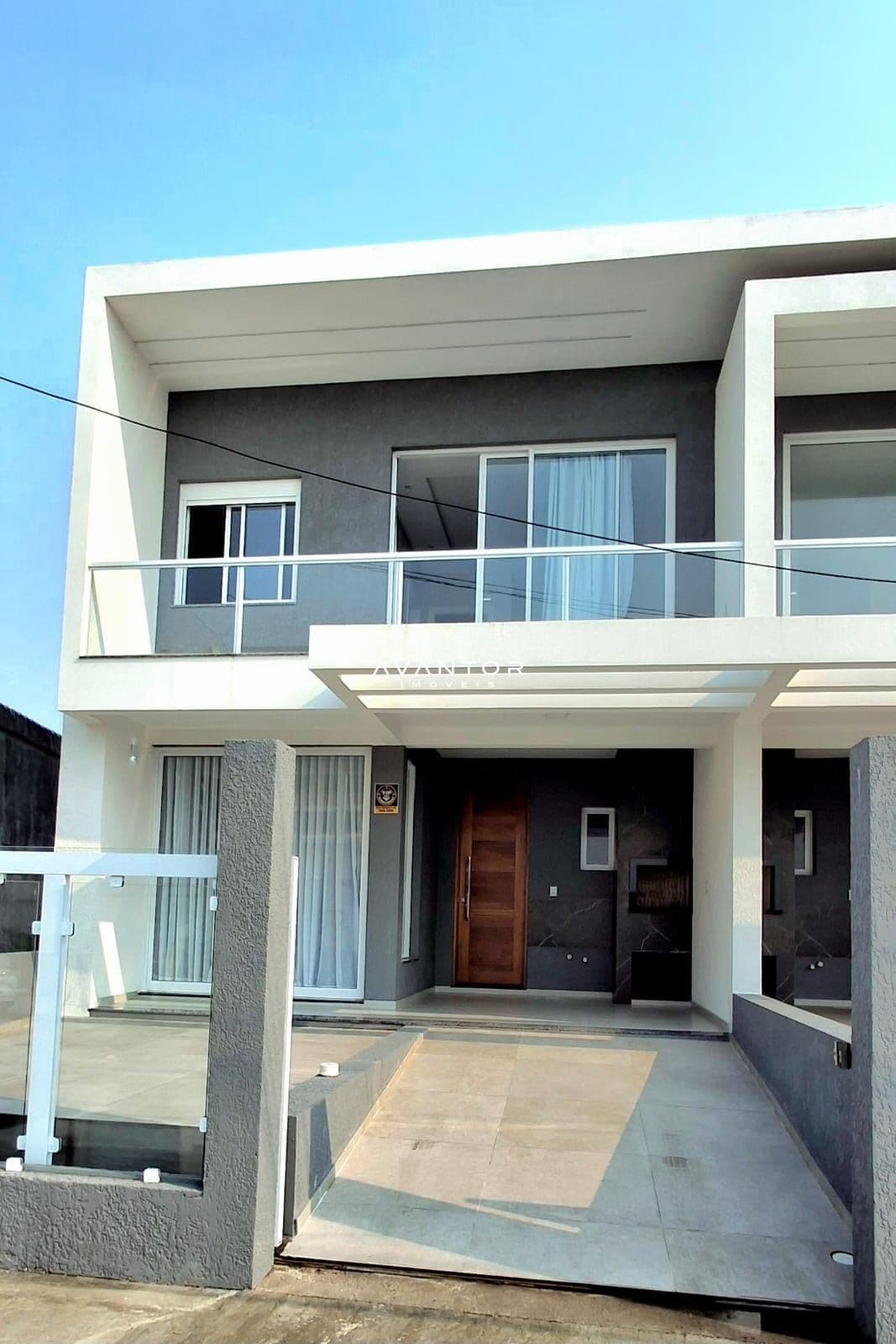 Fachada da casa com sacada — Casa com 2 quartos à venda em Praia da Conceição, Capão da Canoa/RS