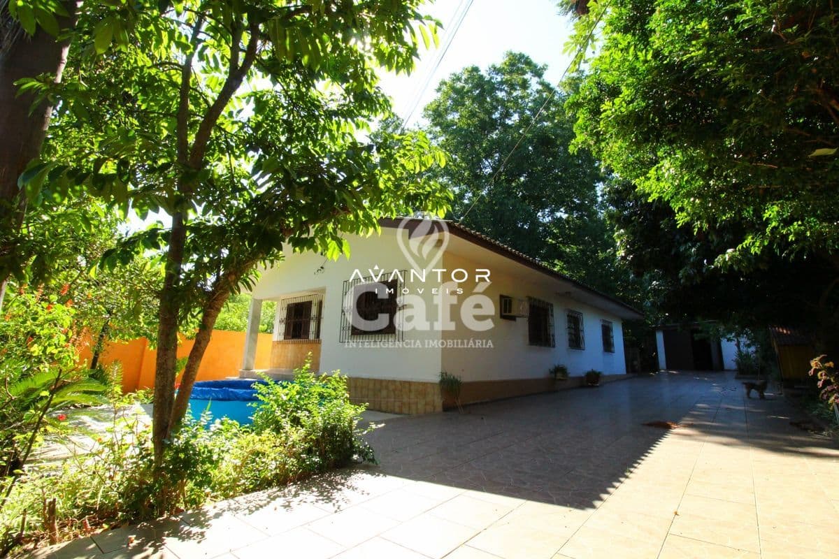 Fachada da casa com área externa arborizada — Casa com 3 quartos à venda em Duque de Caxias, Santa Maria/RS