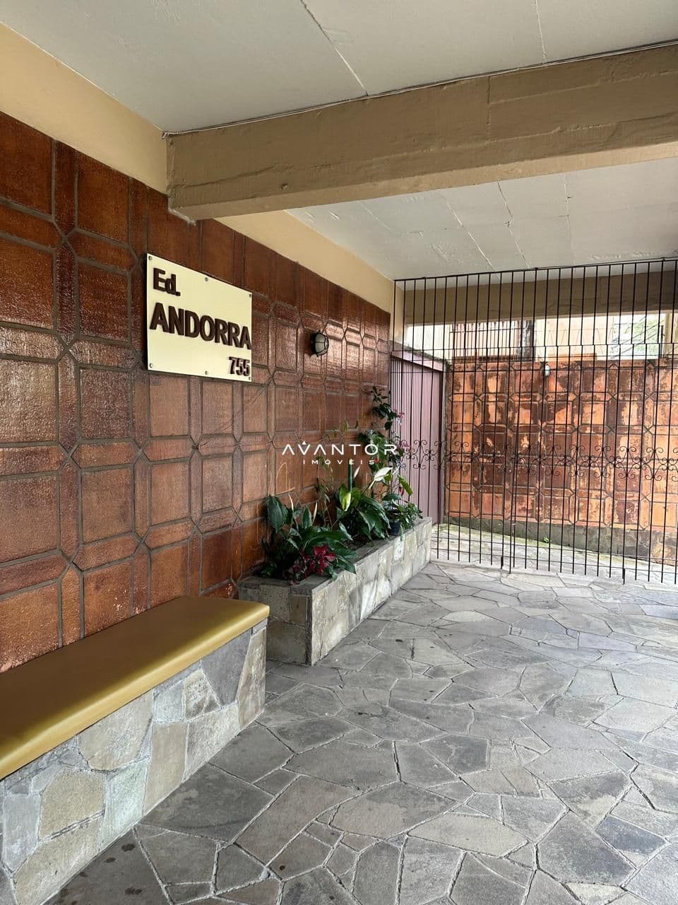 Hall de entrada com parede em tijolos — Apartamento com 2 quartos à venda em Nossa Senhora de Fátima, Santa Maria/RS