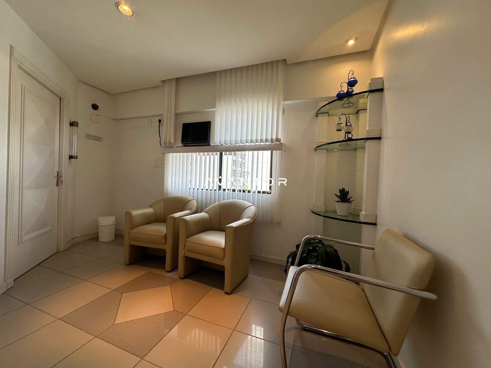 Sala de estar com poltronas e prateleiras flutuantes — Sala Comercial com 2 salas à venda em Centro, Santa Maria/RS