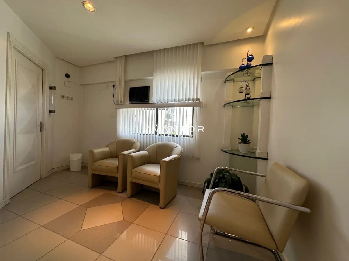 Sala de estar com poltronas e prateleiras flutuantes — Sala Comercial com 2 salas à venda em Centro, Santa Maria/RS