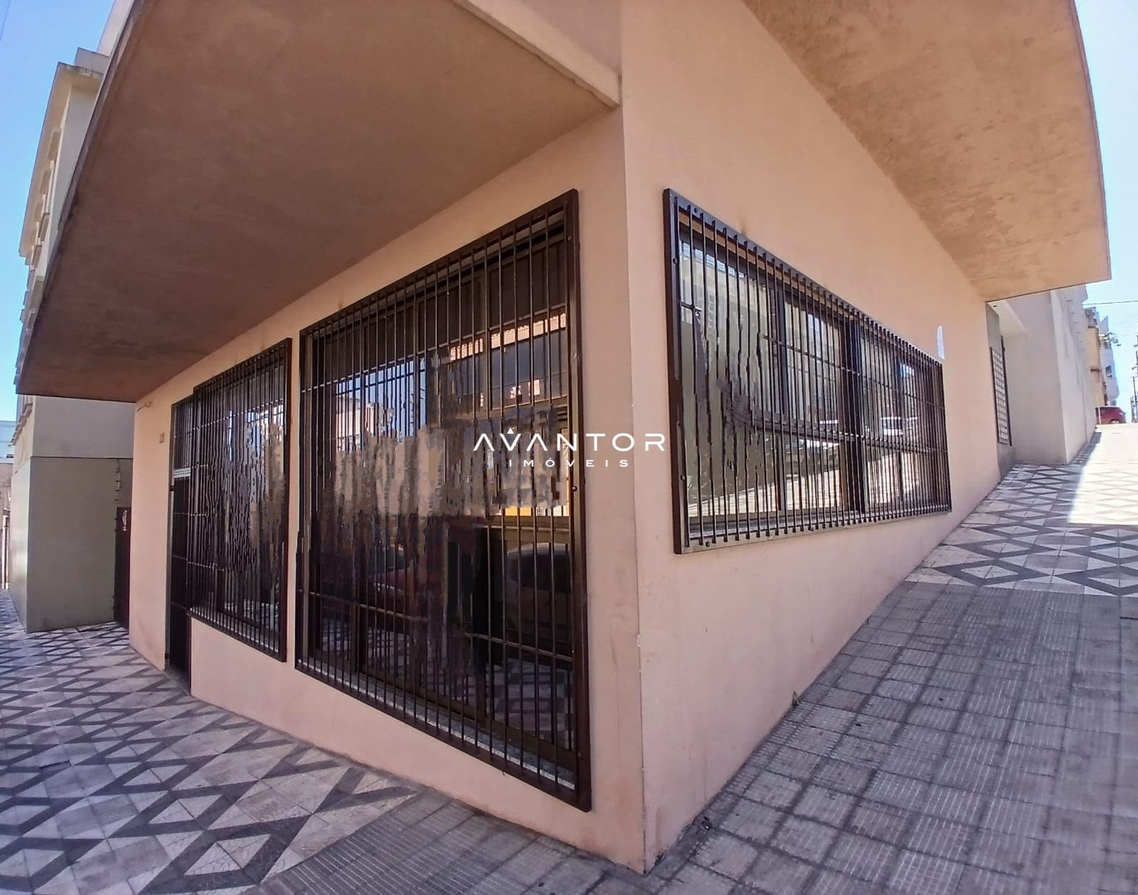 Fachada da casa com grades de proteção — Loja com 2 salas à venda em Centro, Santa Maria/RS