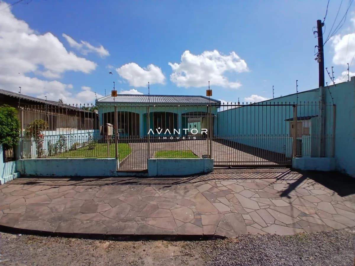 Fachada da casa com portão e muros — Casa com 3 quartos à venda em Duque de Caxias, Santa Maria/RS