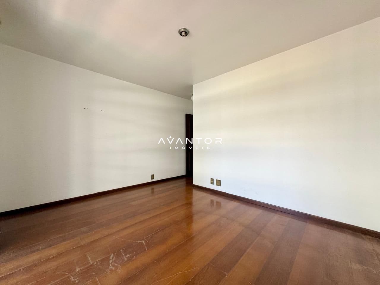Sala com piso de madeira — Apartamento com 3 quartos à venda no Edificio Notre Dame, em Centro, Santa Maria/RS