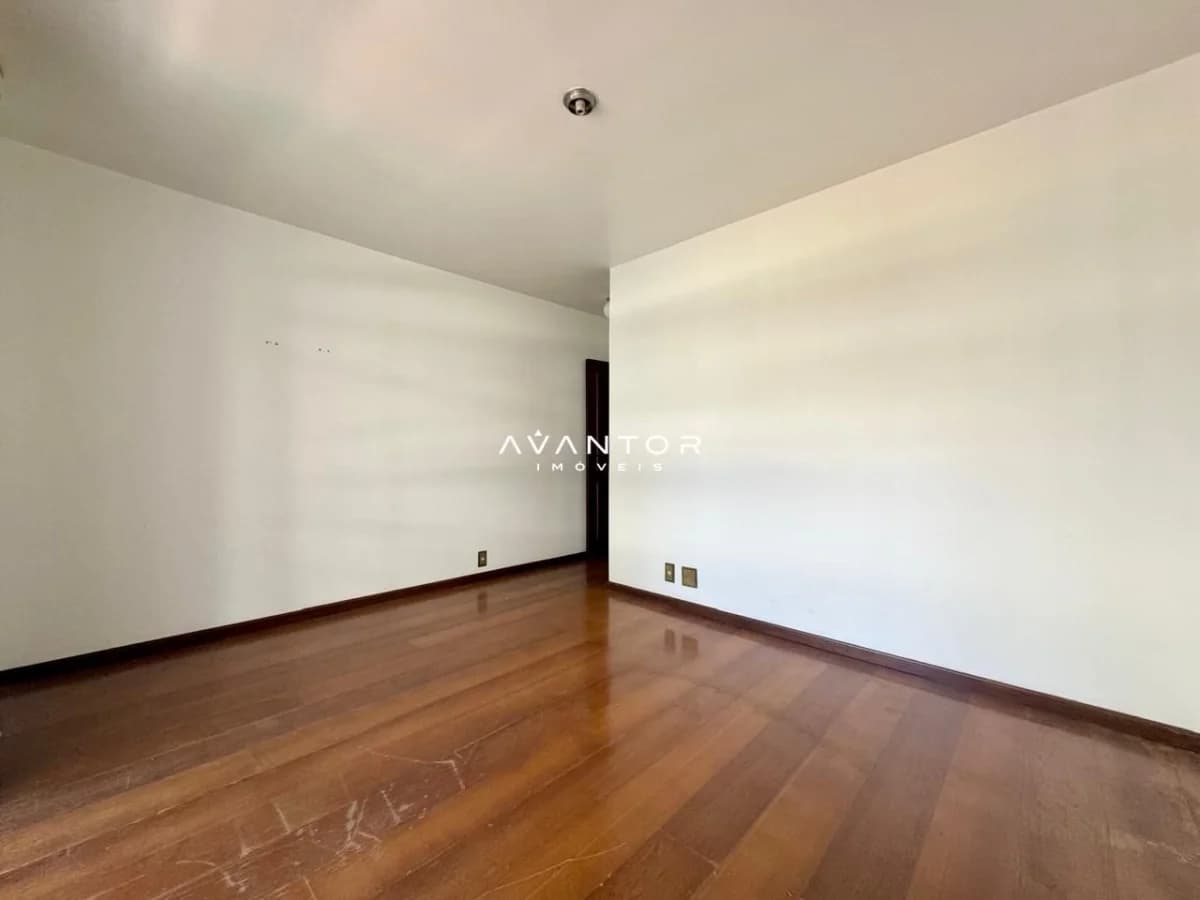 Sala com piso de madeira — Apartamento com 3 quartos à venda no Edificio Notre Dame, em Centro, Santa Maria/RS