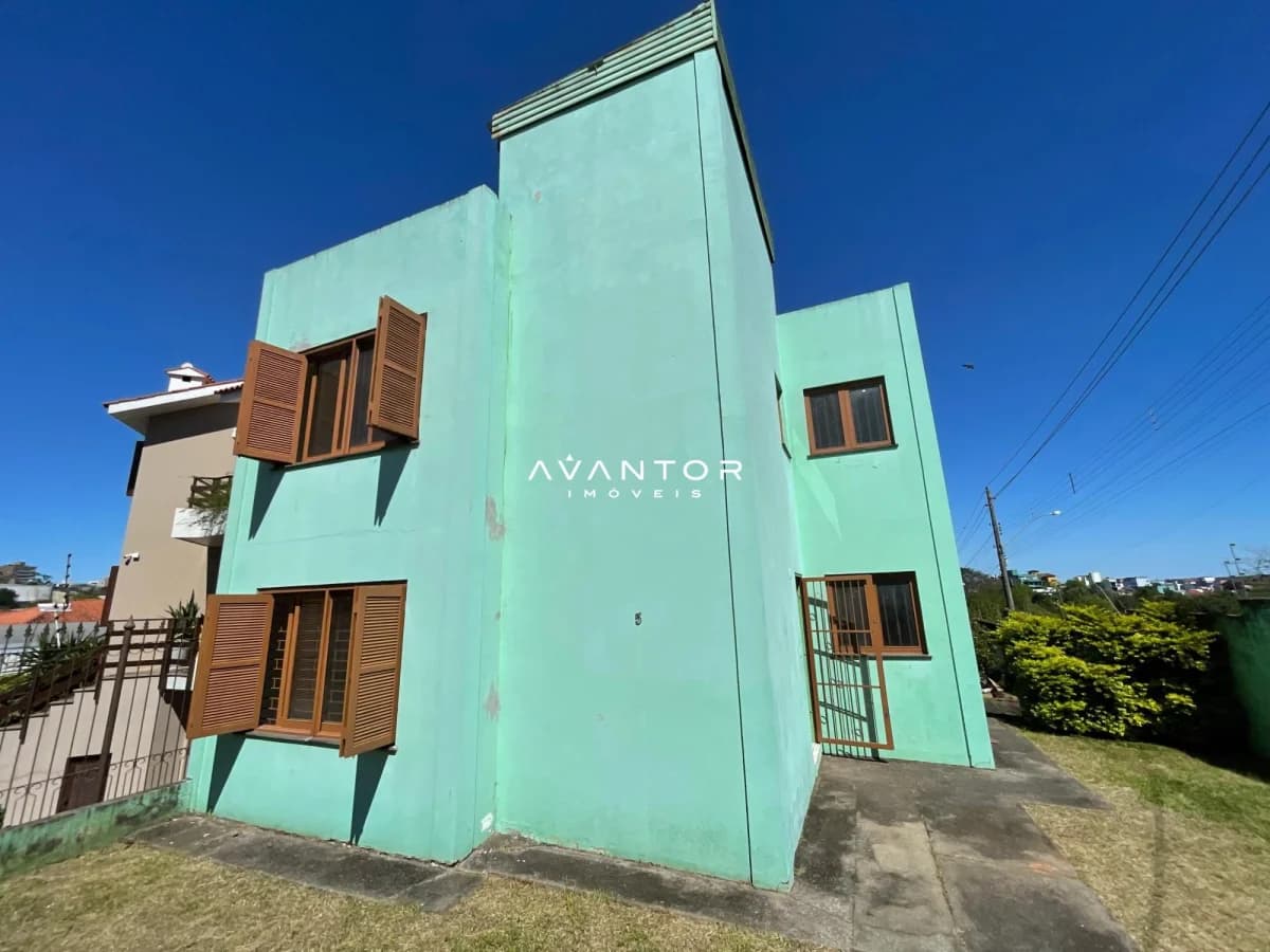 Fachada da casa com pintura azul turquesa — Apartamento com 2 quartos à venda em Noal, Santa Maria/RS