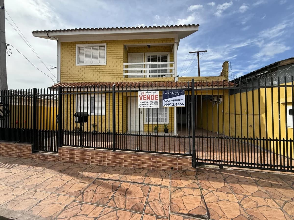 Fachada da casa com garagem — Casa com 5 quartos à venda em Camobi, Santa Maria/RS