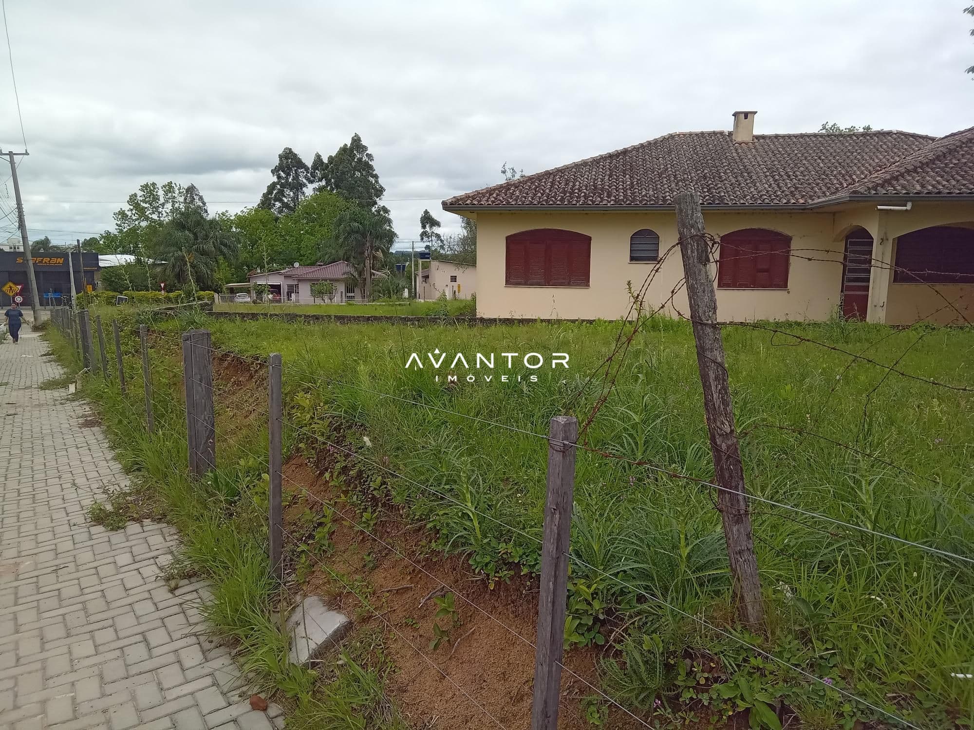 Fachada da casa com terreno — Terreno à venda em São José, Santa Maria/RS