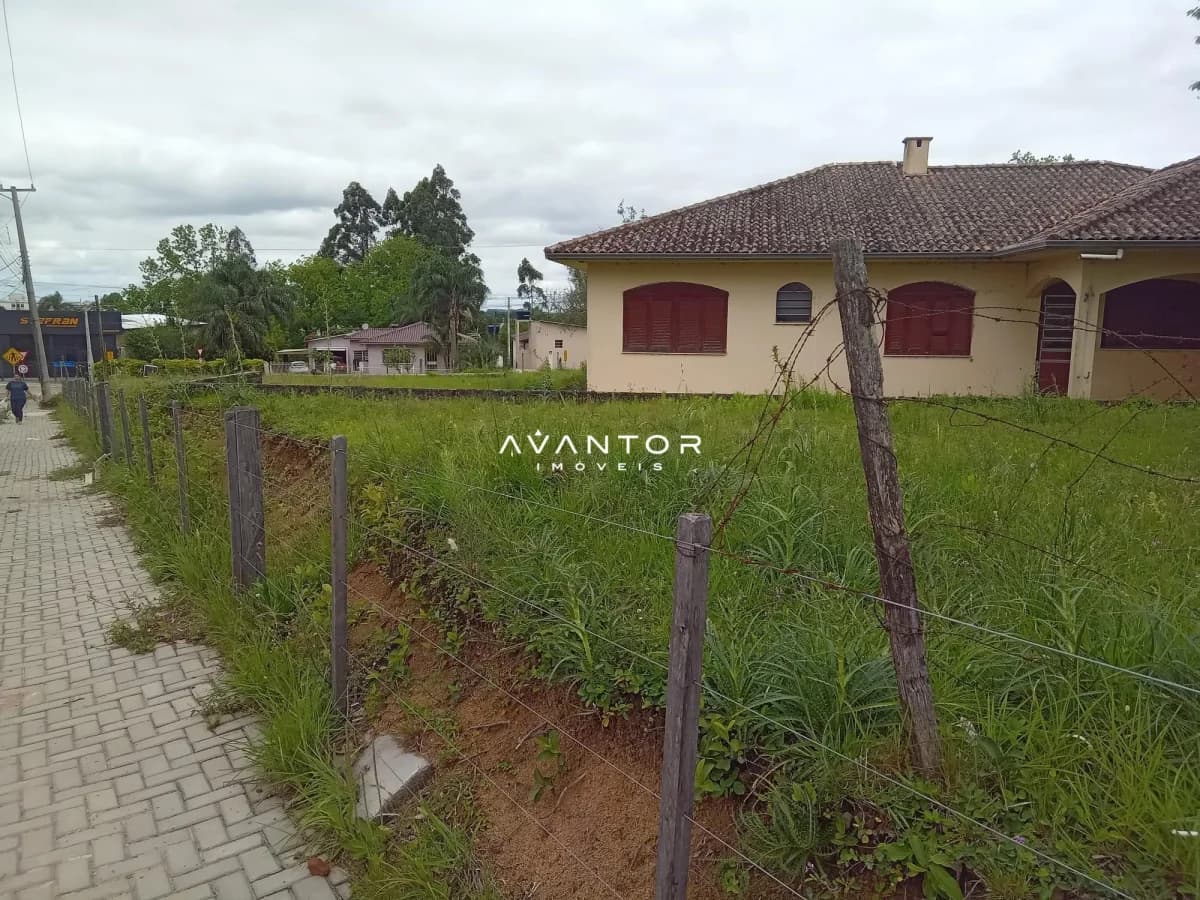 Fachada da casa com terreno — Terreno à venda em São José, Santa Maria/RS