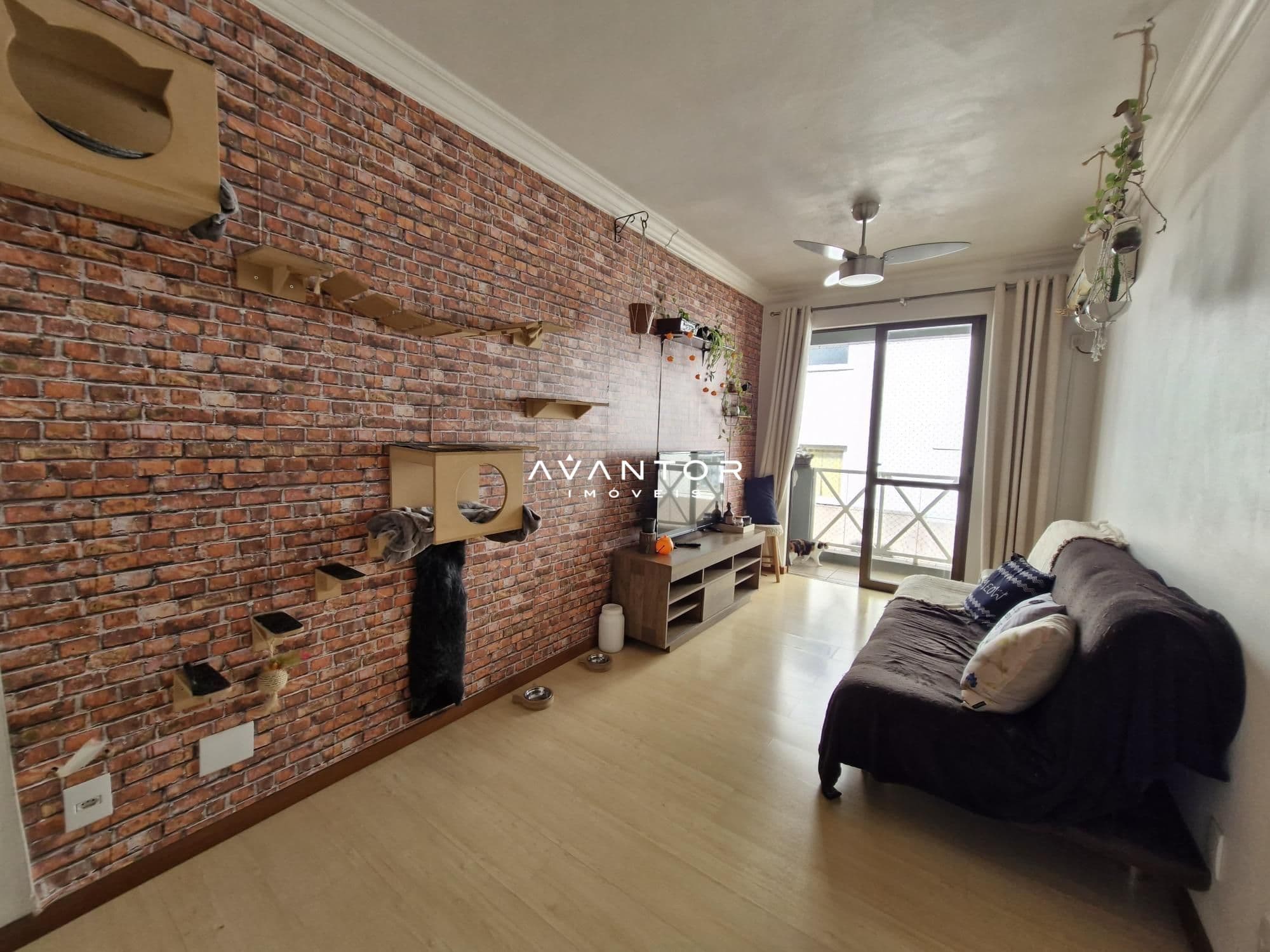 Sala de estar com parede de tijolos aparentes — Apartamento com 2 quartos à venda em Nossa Senhora de Fátima, Santa Maria/RS
