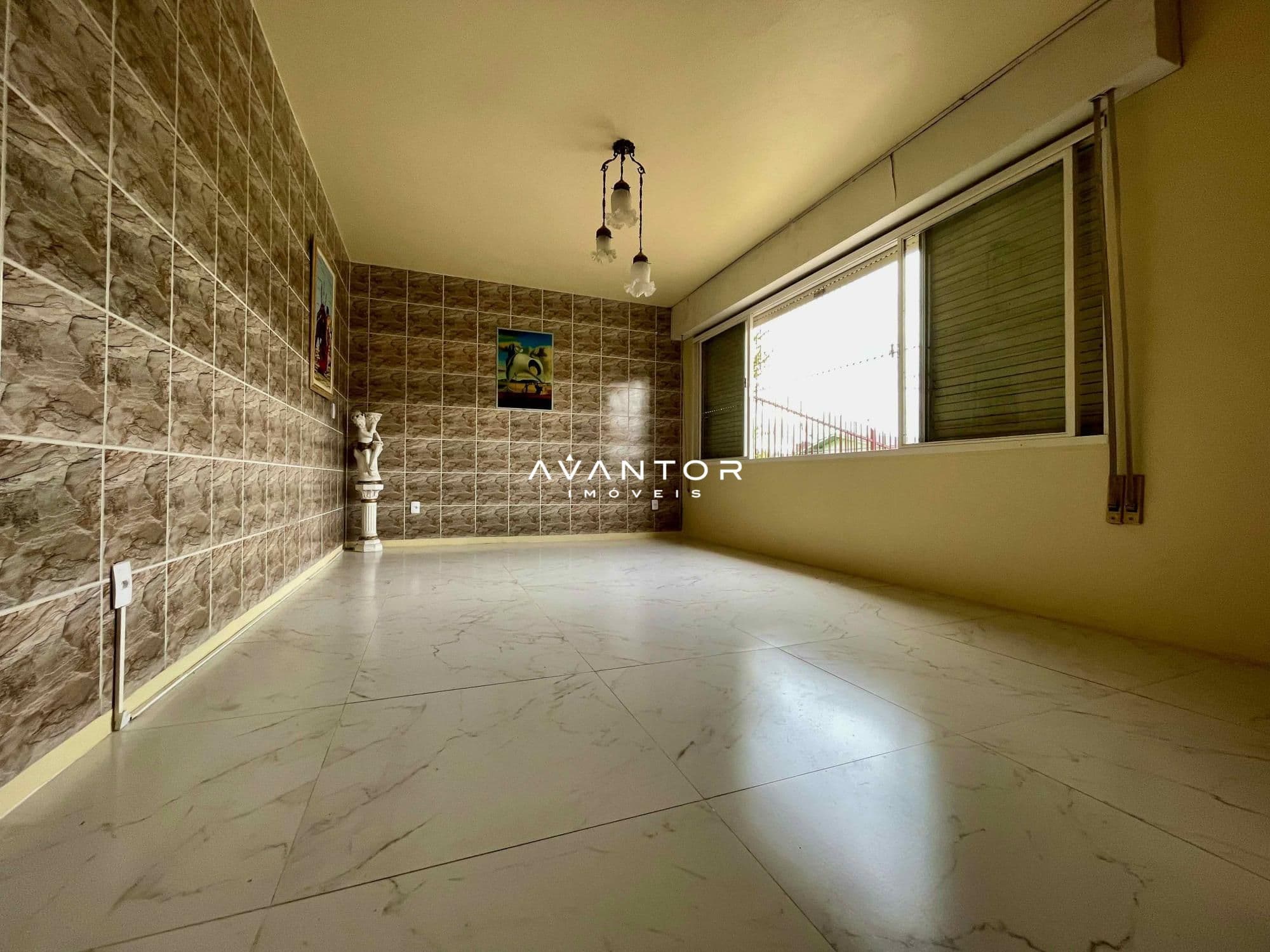 Sala com piso de mármore e janelas grandes — Casa com 3 quartos à venda em Duque de Caxias, Santa Maria/RS