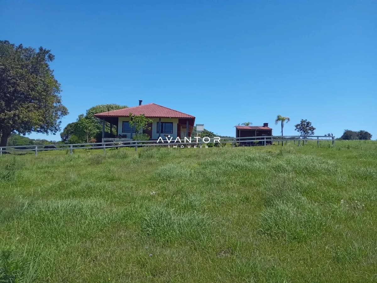 Fachada da casa com área externa — Chácara com 3 quartos à venda em Zona Rural, São Pedro do Sul/RS