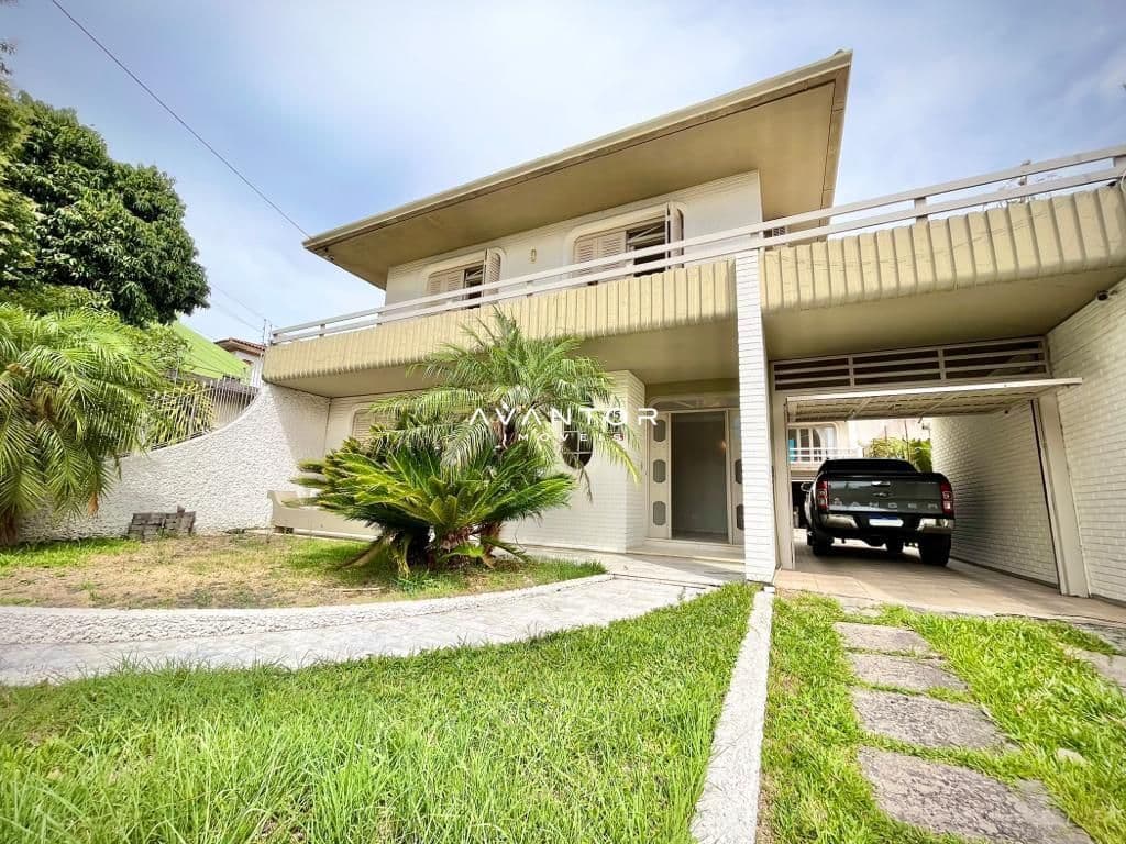 Fachada da casa com garagem — Casa com 3 quartos à venda em Nossa Senhora de Lourdes, Santa Maria/RS