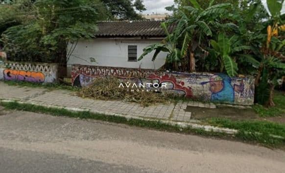 Fachada da casa com pátio — Terreno à venda em Menino Jesus, Santa Maria/RS