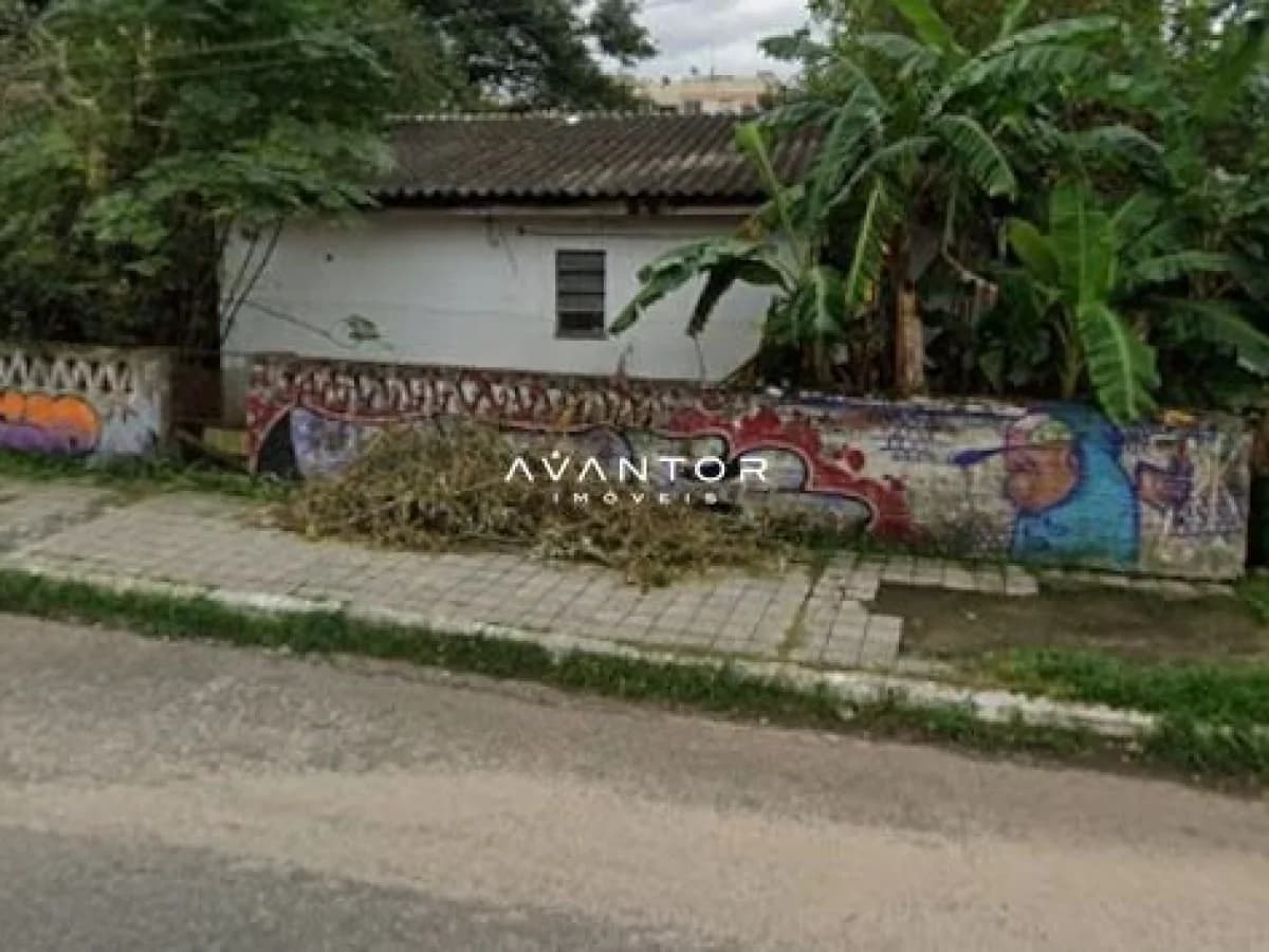 Fachada da casa com pátio — Terreno à venda em Menino Jesus, Santa Maria/RS