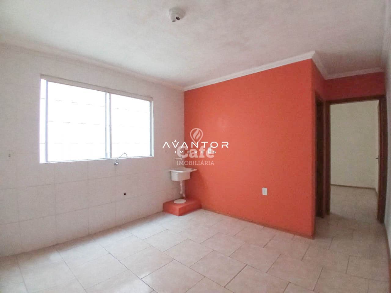 Cozinha com parede vermelha e janela — Apartamento com 2 quartos à venda em Nossa Senhora de Fátima, Santa Maria/RS