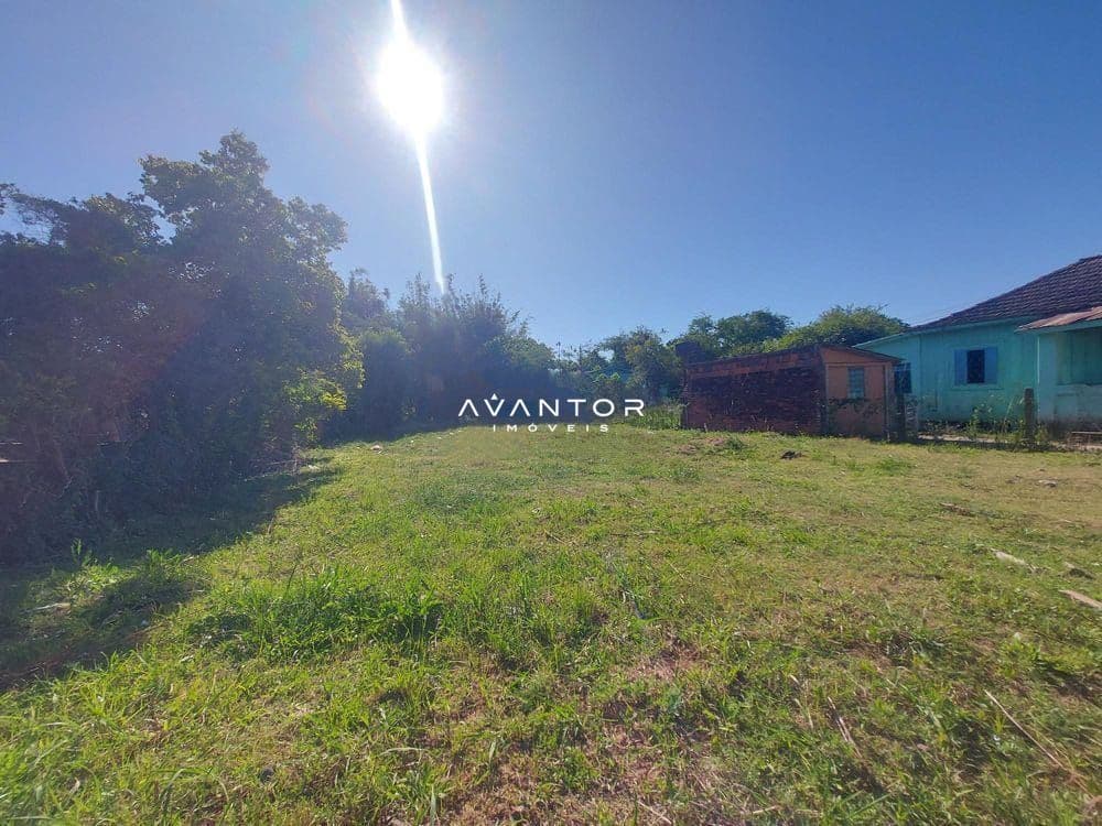 Terreno com construções ao fundo — Terreno à venda em Km 3, Santa Maria/RS