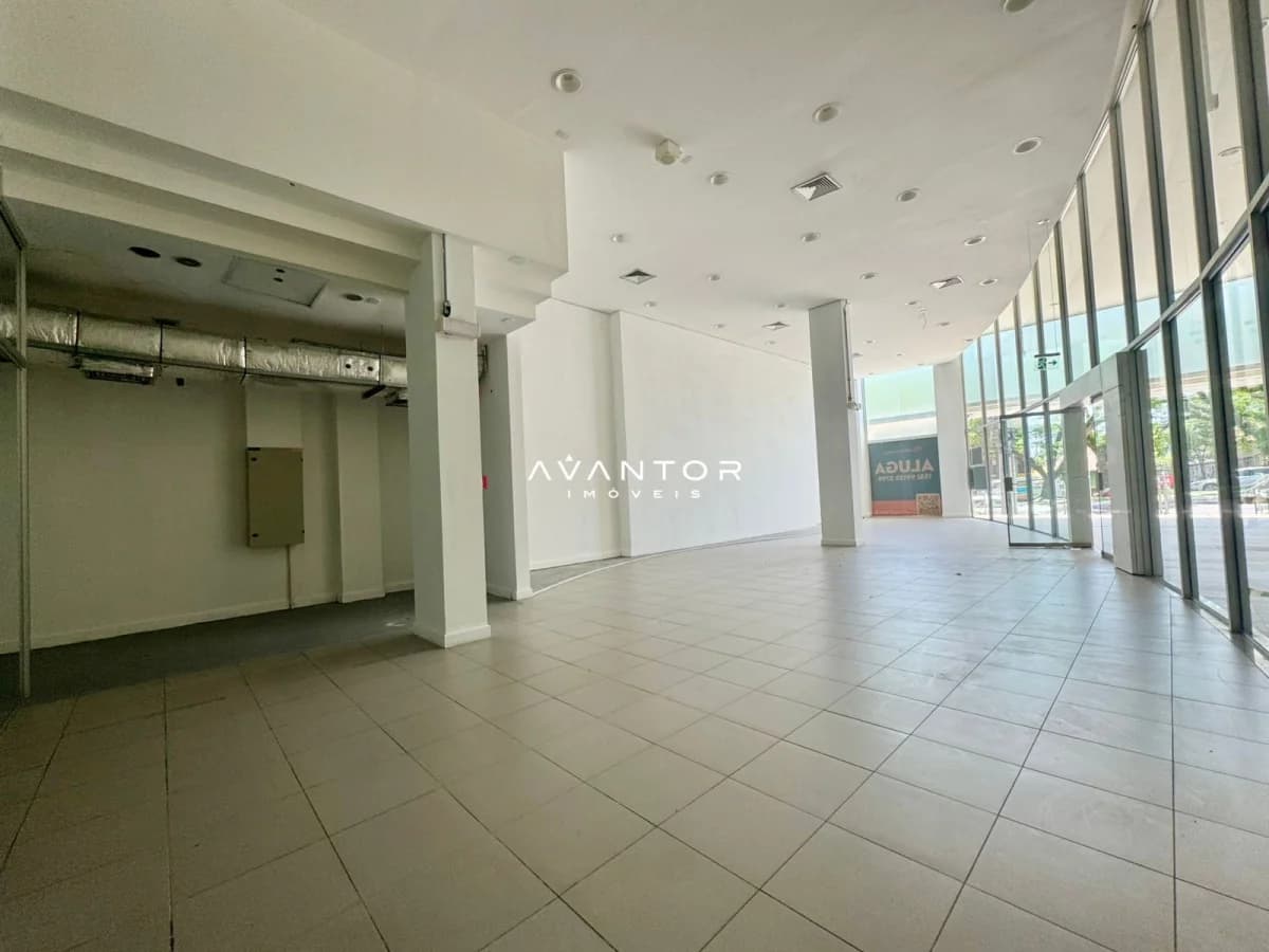 Hall de entrada com pé direito alto — Loja com 3 salas à venda em Nossa Senhora Medianeira, Santa Maria/RS