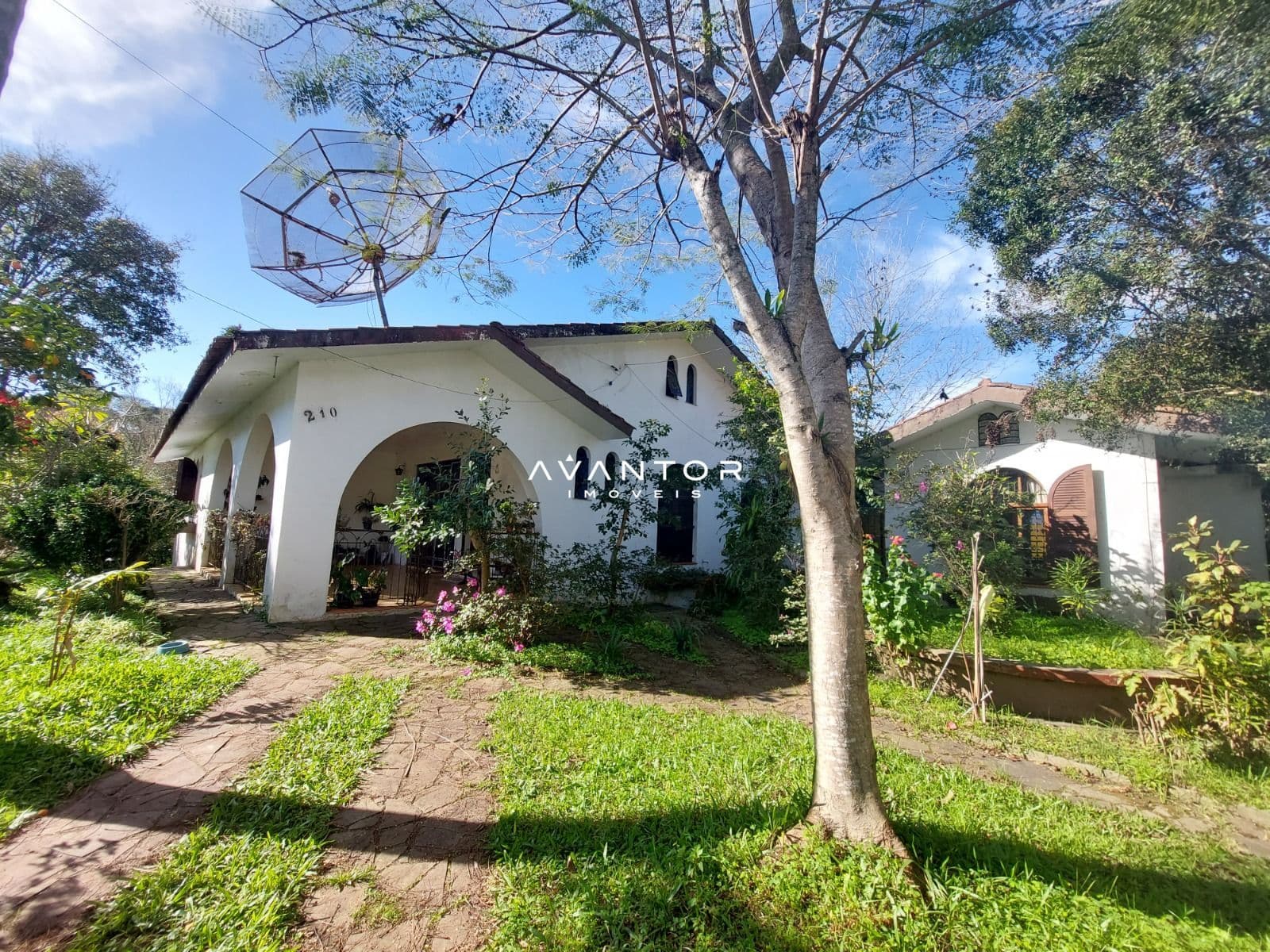 Fachada da casa com jardim frontal — Casa com 3 quartos à venda em Campestre do Menino Deus, Santa Maria/RS