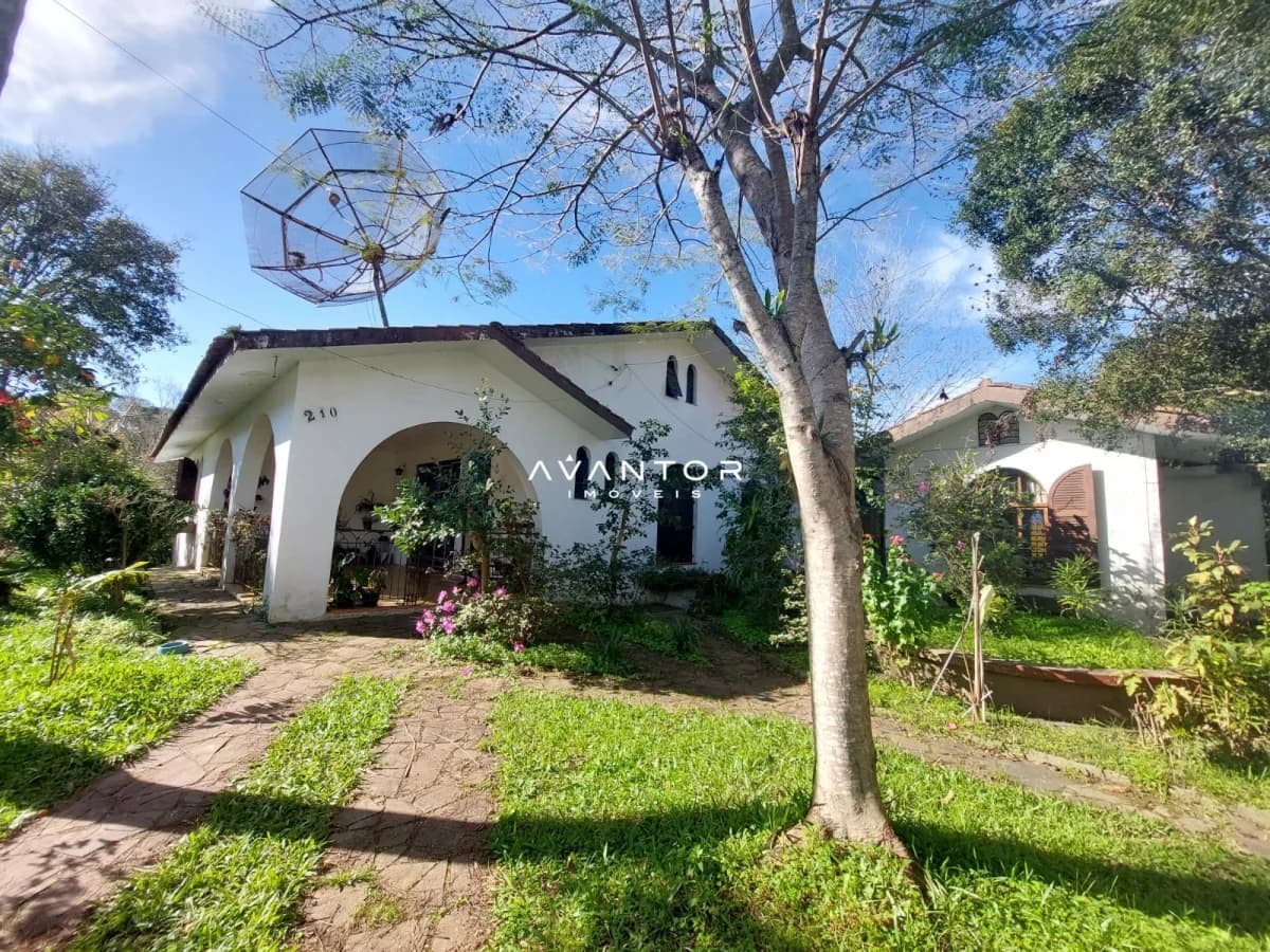Fachada da casa com jardim frontal — Casa com 3 quartos à venda em Campestre do Menino Deus, Santa Maria/RS