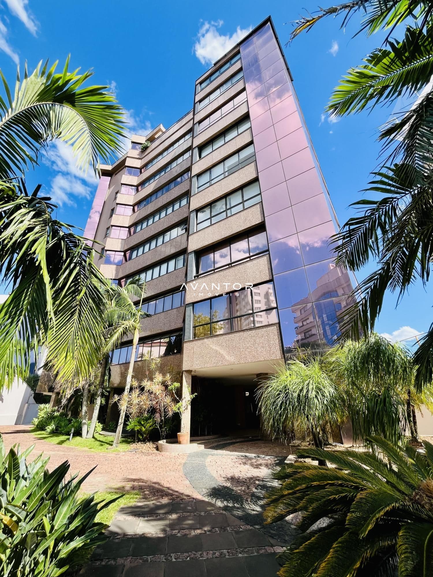 Fachada do prédio com entrada — Apartamento com 4 quartos à venda em Nossa Senhora de Lourdes, Santa Maria/RS