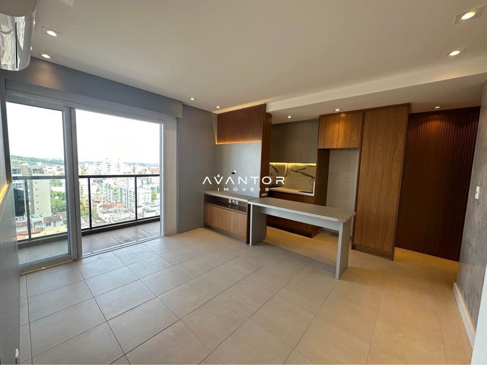 Sala de estar com sacada e vista da cidade — Apartamento com 2 quartos à venda em Centro, Santa Maria/RS
