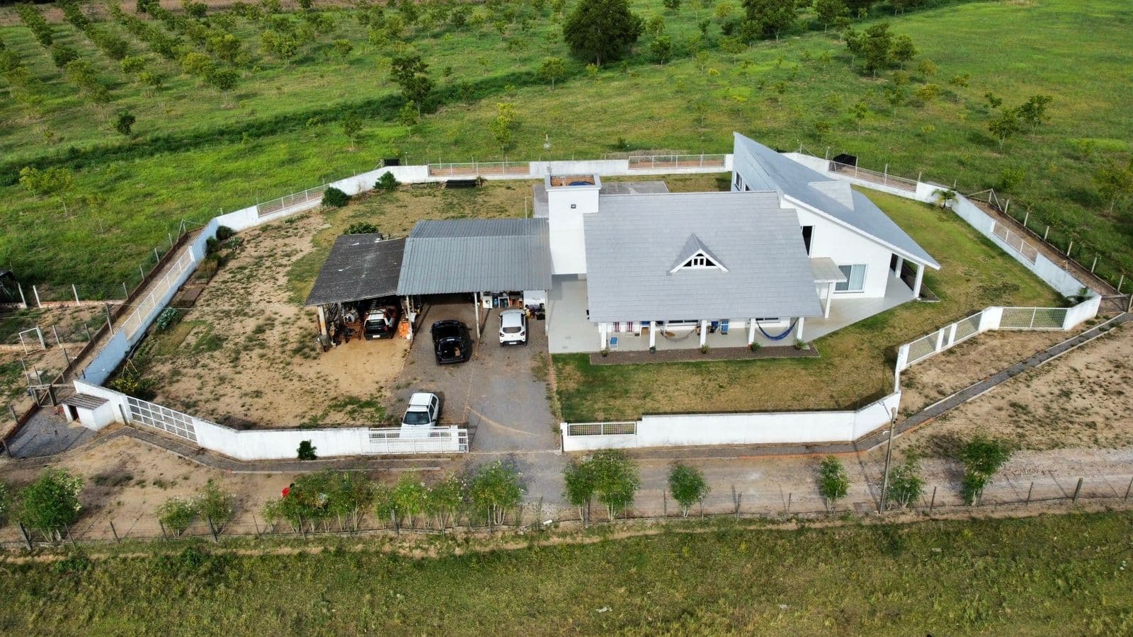 Fachada da casa com garagem coberta — Chácara com 3 quartos à venda em Camobi, Santa Maria/RS