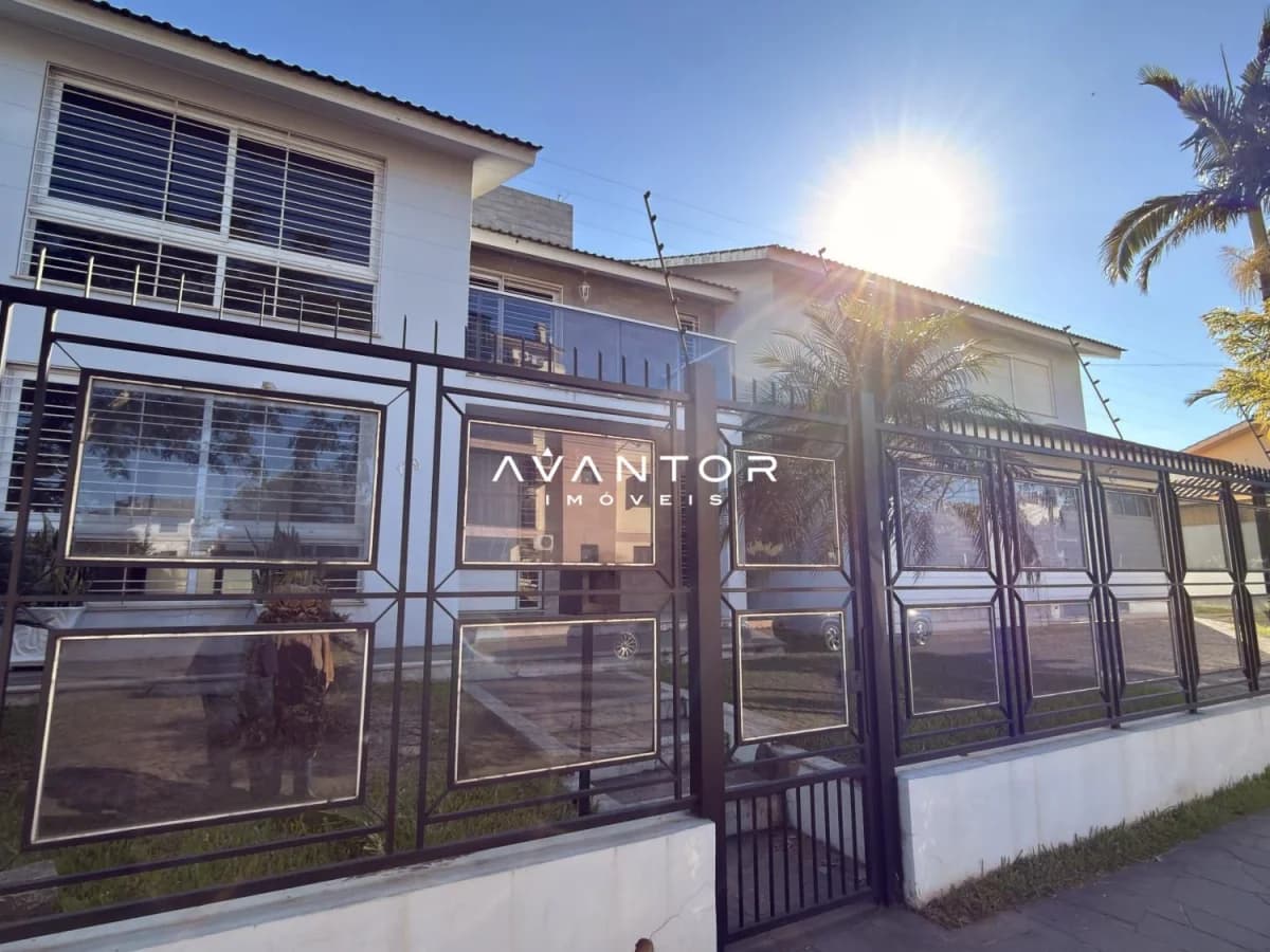 Fachada da casa com garagem — Casa com 5 quartos à venda em Camobi, Santa Maria/RS