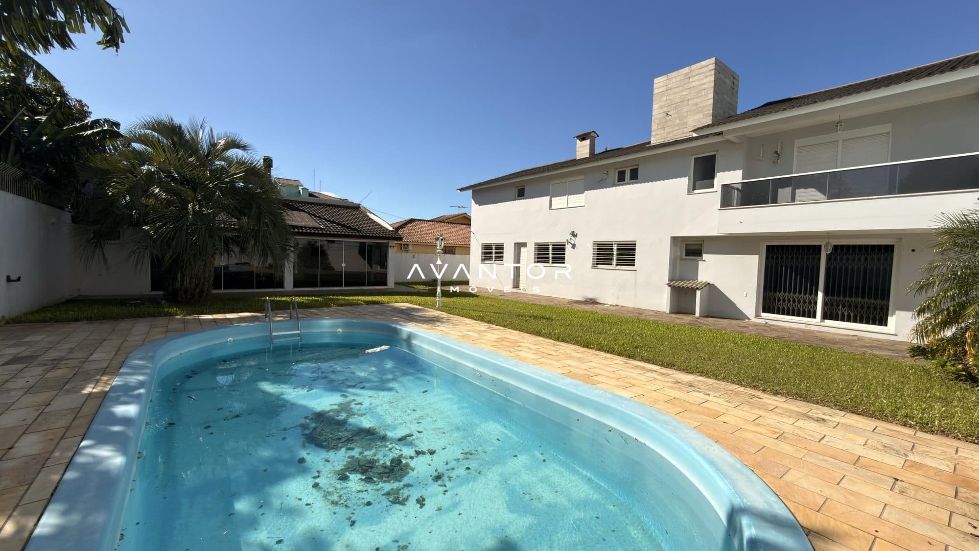 Piscina com fachada da casa ao fundo — Casa com 5 quartos à venda em Camobi, Santa Maria/RS