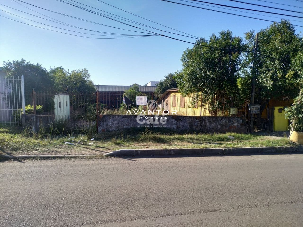 Terreno com construções e vegetação — Terreno à venda em Juscelino Kubitschek, Santa Maria/RS