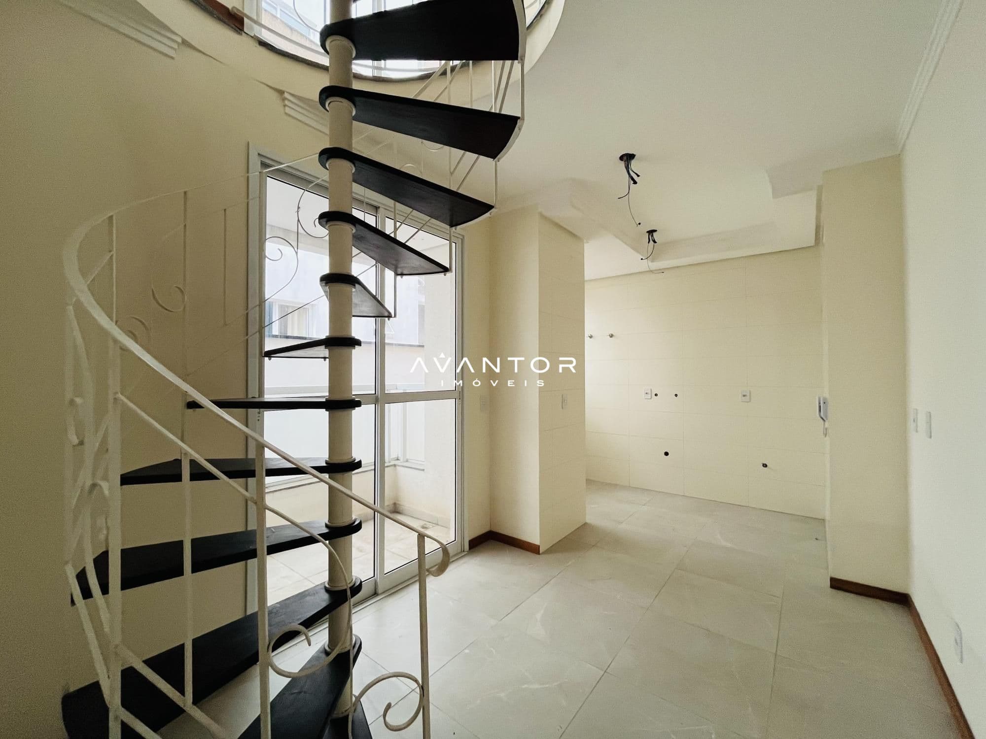 Hall de entrada com escada em espiral — Cobertura com 2 quartos à venda no Residencial Giovana, em Centro, Santa Rosa/RS