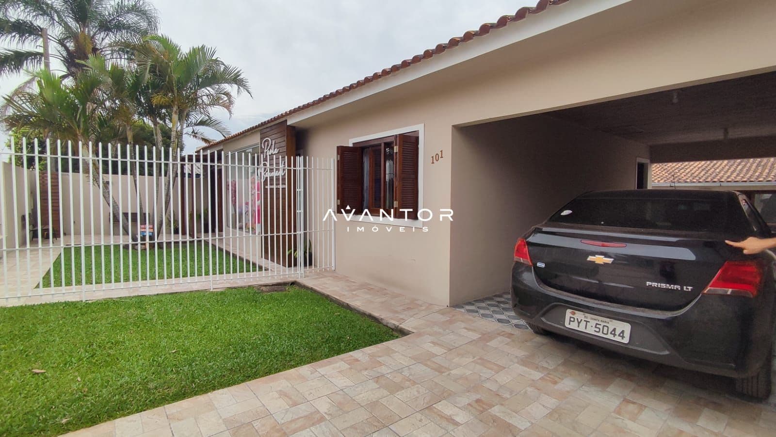 Fachada da casa com garagem — Casa com 3 quartos à venda em Tomazetti, Santa Maria/RS