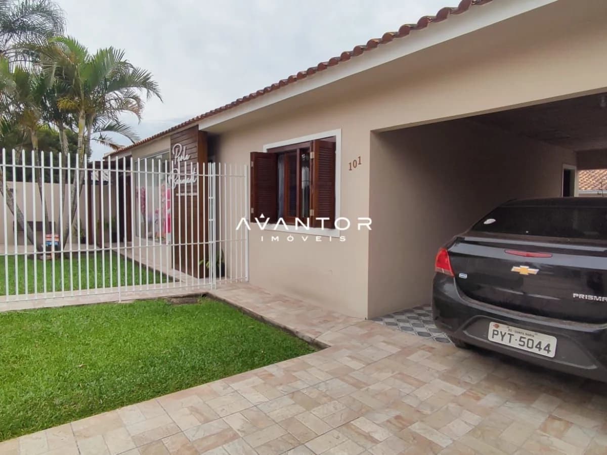 Fachada da casa com garagem — Casa com 3 quartos à venda em Tomazetti, Santa Maria/RS