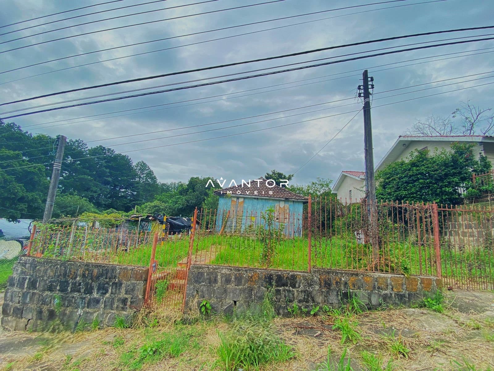 Terreno com construção e vegetação — Terreno à venda em Nossa Senhora do Perpétuo Socorro, Santa Maria/RS