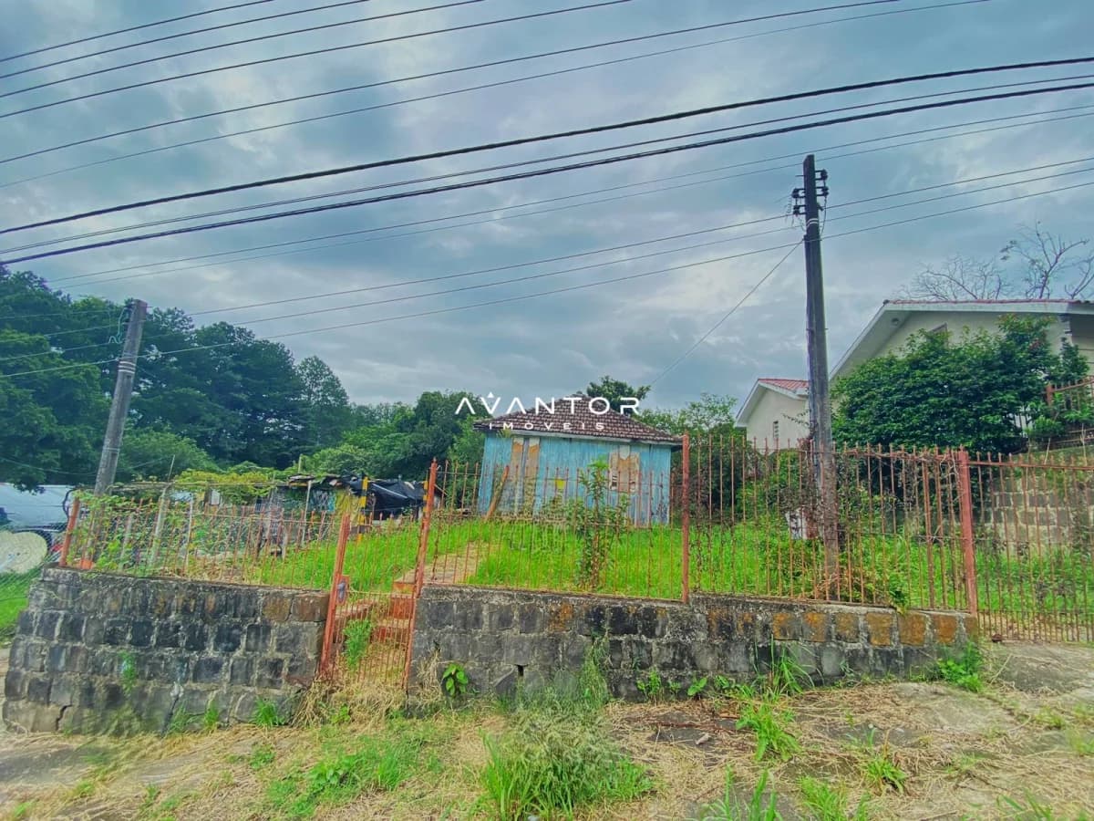 Terreno com construção e vegetação — Terreno à venda em Nossa Senhora do Perpétuo Socorro, Santa Maria/RS